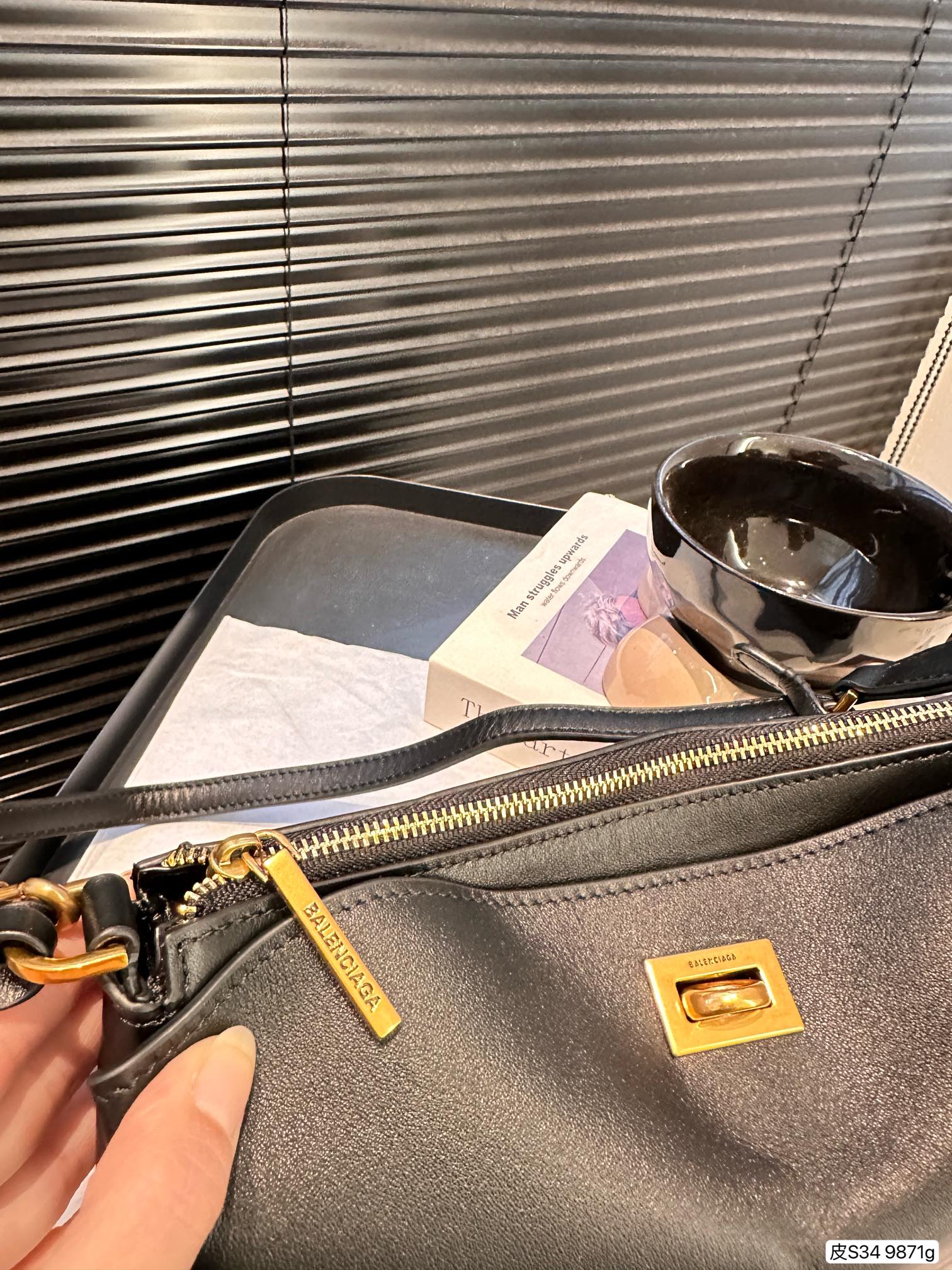 P270 纯皮巴黎世家rodeo又随意又能装
这个包真的爱不释手天天背都背不腻
黑金配色rodeo真的好高级很自然的慵懒里外都是新西兰羊皮质感超级好皮子超软 背起来慵懒风怎么背都很有调调~
尺寸：23 13 货号9871