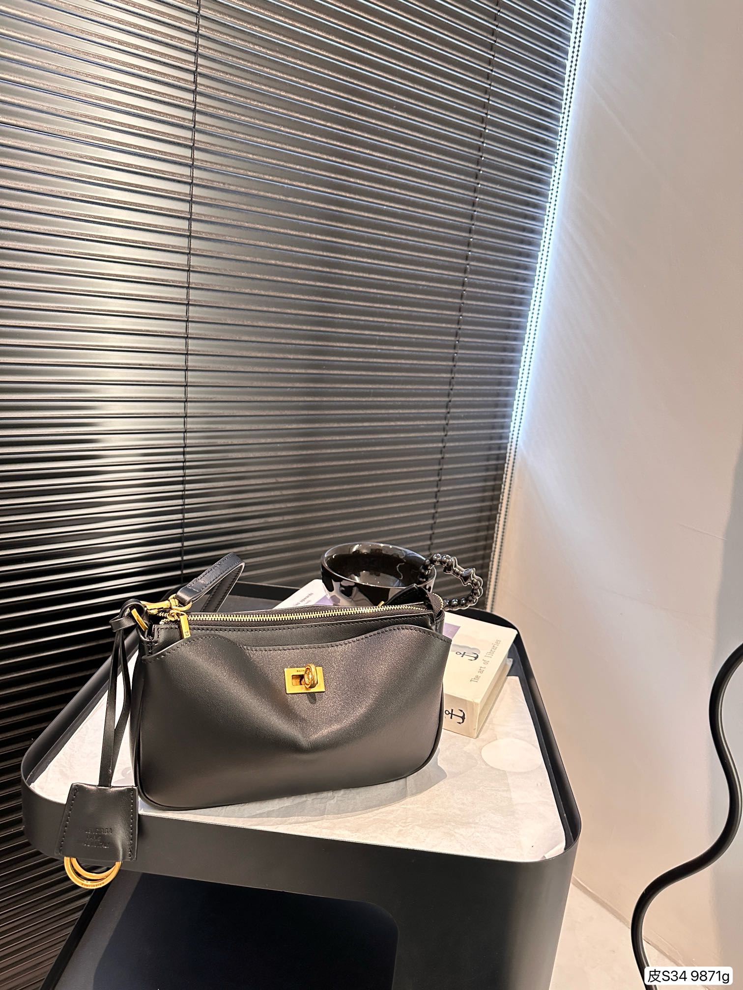 P270 纯皮巴黎世家rodeo又随意又能装
这个包真的爱不释手天天背都背不腻
黑金配色rodeo真的好高级很自然的慵懒里外都是新西兰羊皮质感超级好皮子超软 背起来慵懒风怎么背都很有调调~
尺寸：23 13 货号9871