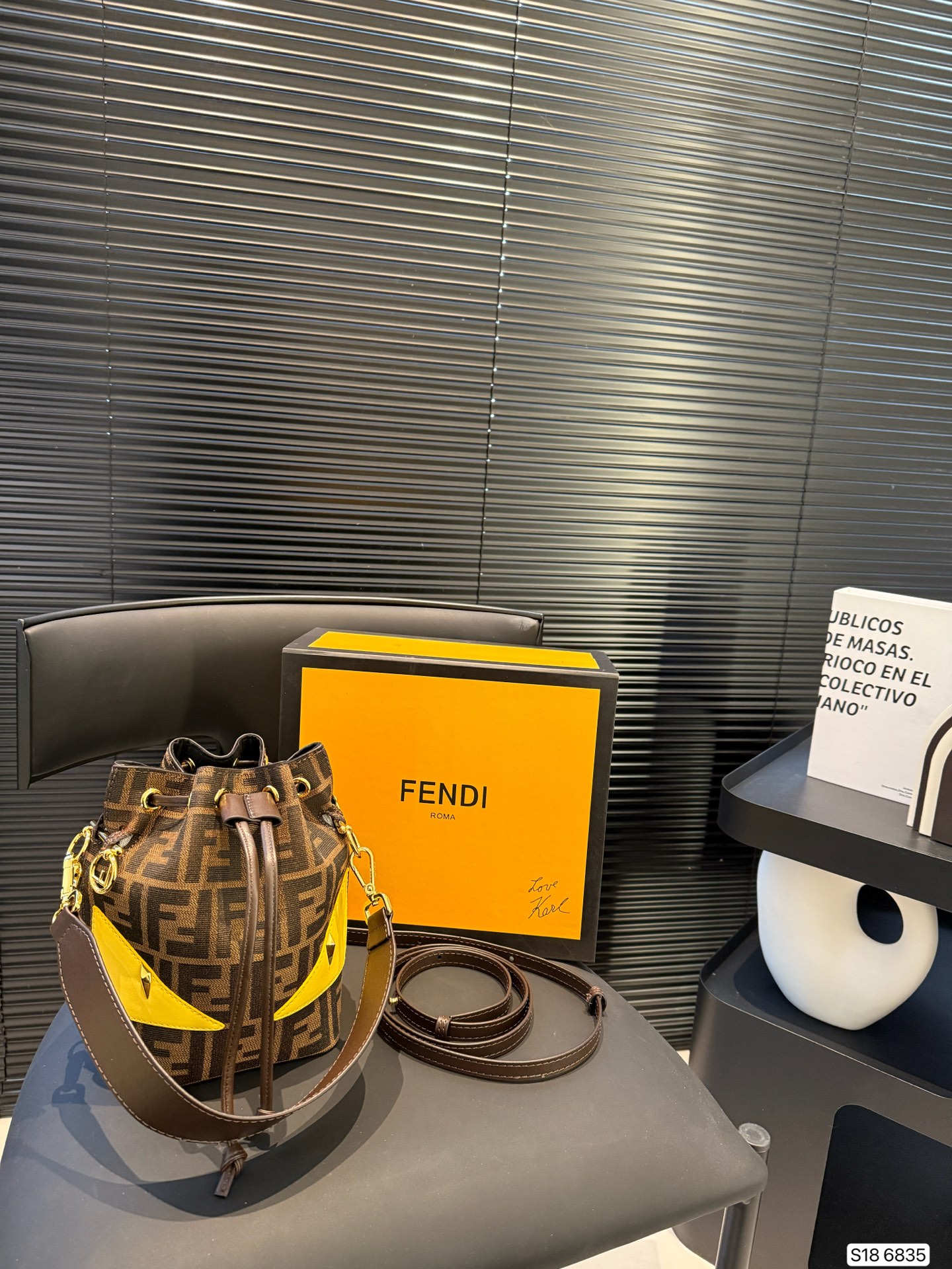 P140 Folding Box Fendi Monster Bucket Serie Fendi 2025 Limited Aggiunge un colore di moda vivace e audace al mio nuovo anno con il suo design unico Spazio a questo nuovo anno, l’integrazione di classici e innovazioni esprime aspettative per il nuovo anno e l’amore per la vita attraverso gli occhi degli occhi di Fendi.