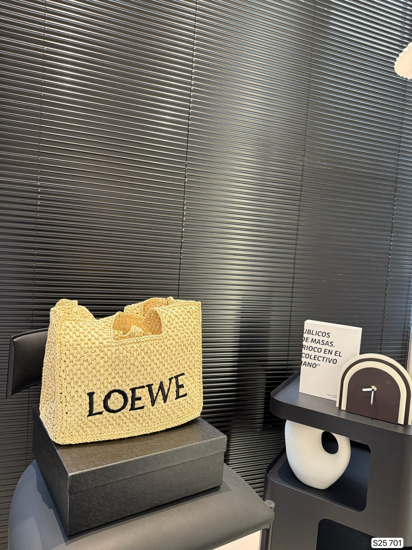 P170 con Box Loewe Straw Borse Bags Weaving Trend sta tornando, diventando facilmente il nuovo preferito di questa stagione! Che si tratti di viaggi quotidiani o di shopping per le vacanze, la borsa con un aspetto super alto ricorda sempre alle persone di calorose stagioni e piacevole tempo in spiaggia. Tessuto da rafia, la consistenza è fresca e naturale, con uno stile estivo da visione al tocco, iniettando un’essenza elegante nella borsa con un senso distintivo della dimensione della struttura 30 25 Articolo 701