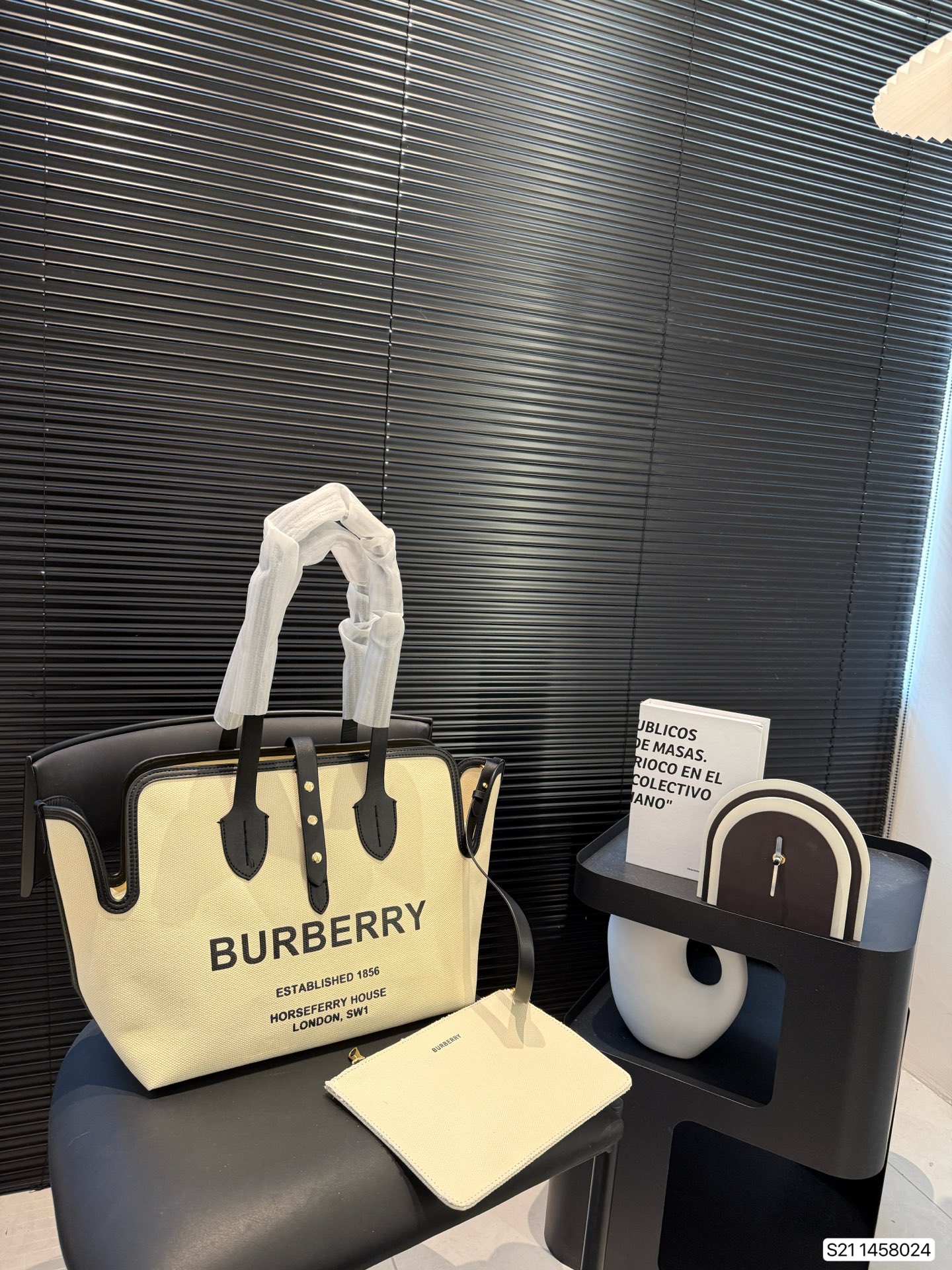 💰355 巴宝莉这只帆布袋购物袋🛍！真是火遍了Ins，博主们几乎人手一只的节奏，不过简单的LOGO搭配方形的包袋，非常大气。搭配衣服也是毫无难度。尺寸：32 27 货号1458024