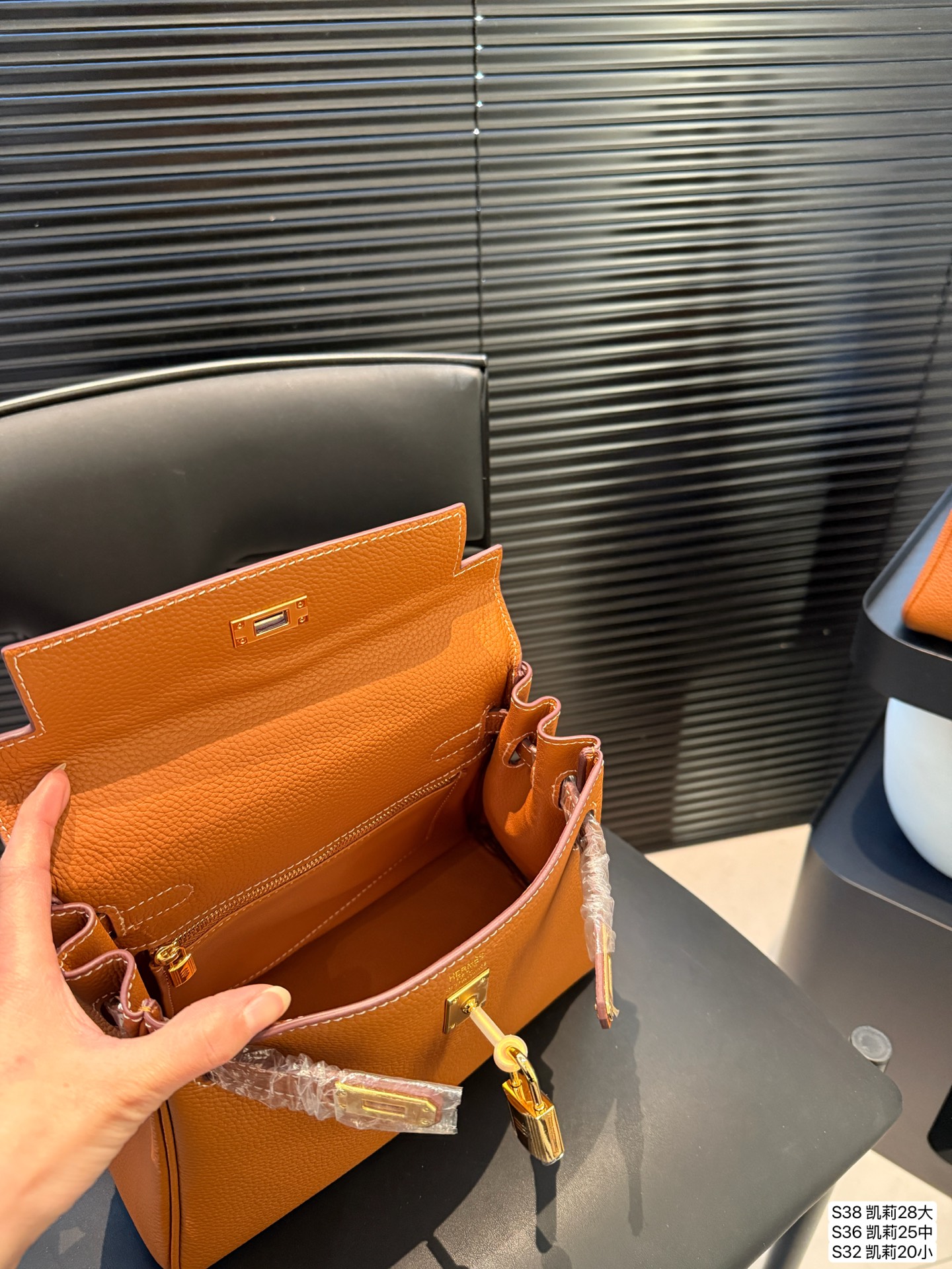 Hermes Kelly Medium Size 25cm Soft Leather Top Handle Bag 10 i1740998712730 8101 0 8