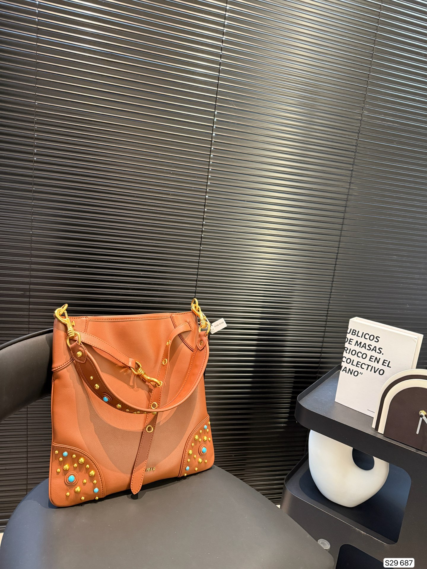 💰395 缪缪腋下 没有美女子能拒绝Miumiu这只 miu节日氛围拉满 同时具备异域风情 #中古包vintage #我最爱的中古包#笔记灵感 #miu系穿搭 #miu系穿搭 真的是太懂女人了 尺寸:32 32 货号687