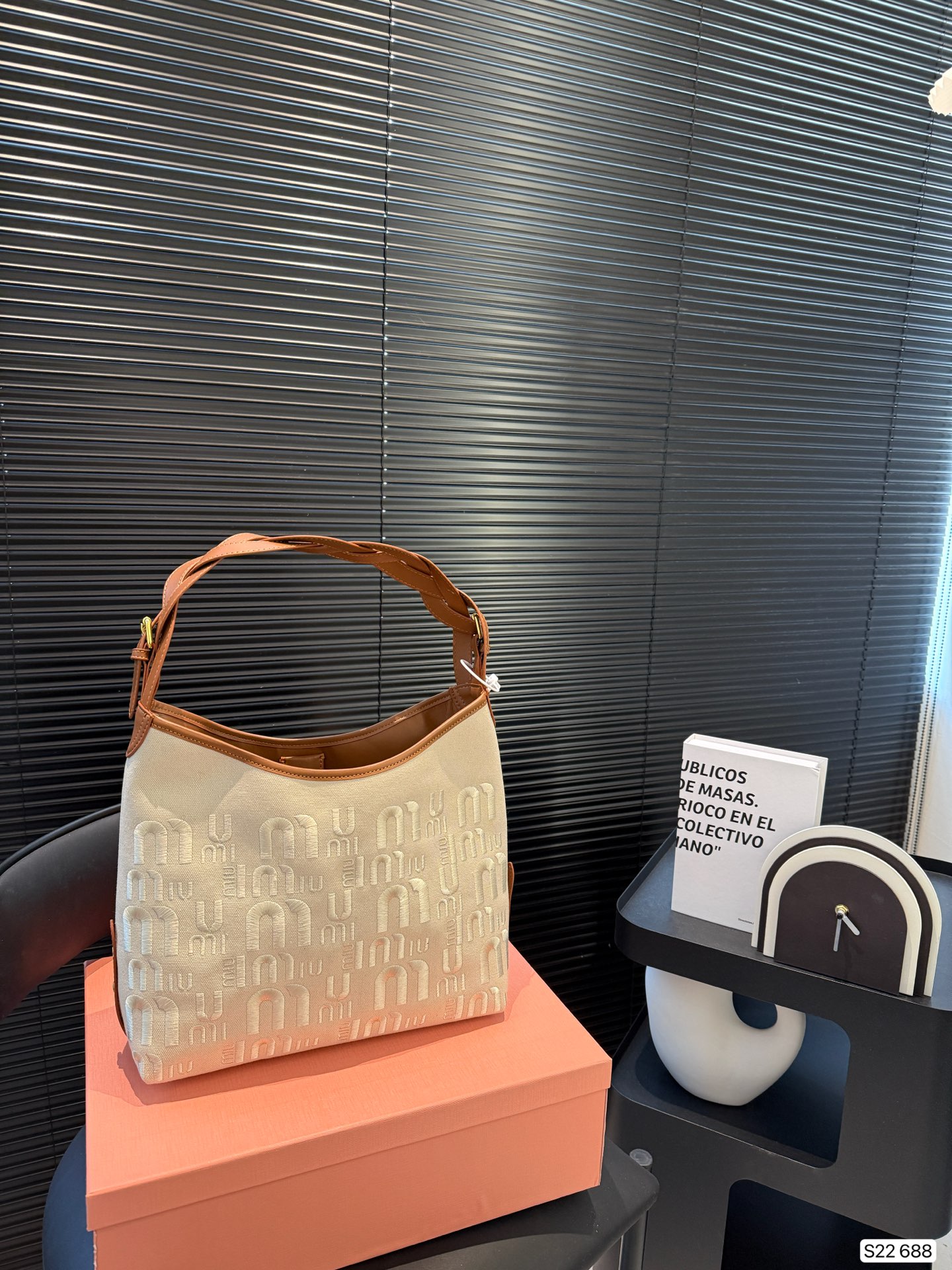 💰360 配盒子 缪缪托特 miumiu心里 只装着你 做工很重工的一只 miumiu编织外缝麻花托特非常难遇 包身刺绣不规则的miumiu字样 细节控会因为这些小设计喜欢上这只缪缪的 我最爱的中古包 #miumiu #miumiu包#miumiu 尺寸:29 28 货号688