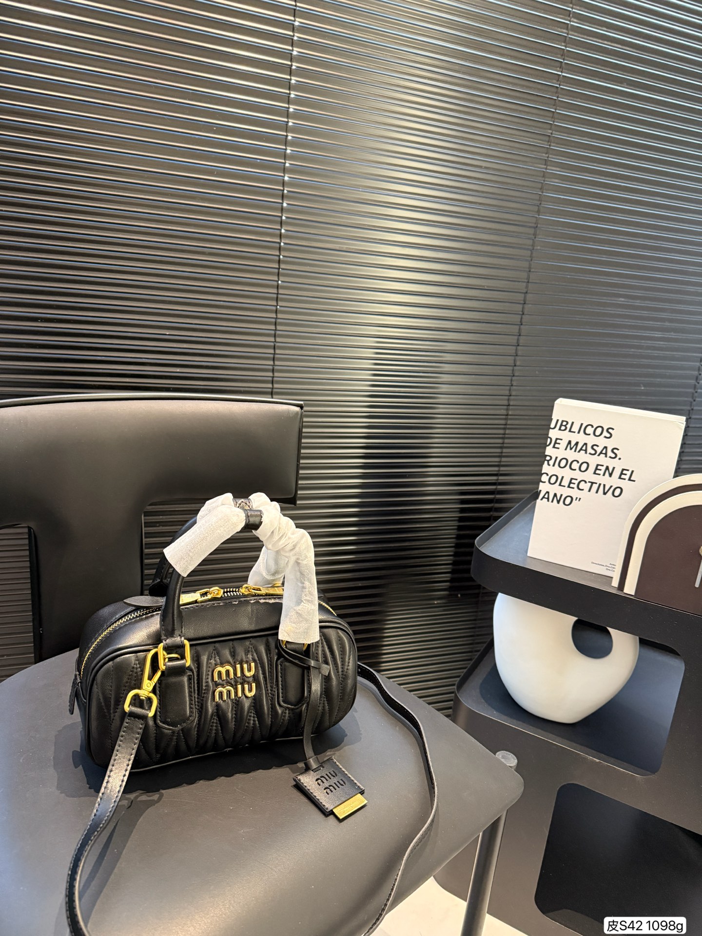 💰510 缪缪MIUMIU 保龄球手提包 轻轻松松高级感 包包手感巨好容量也很不赖 简单却又不失华丽 不要觉得会炸眼太高调了什么的 根本不会! 在你的精简穿搭上简直就是点睛之笔 尺寸:23 12 货号1098