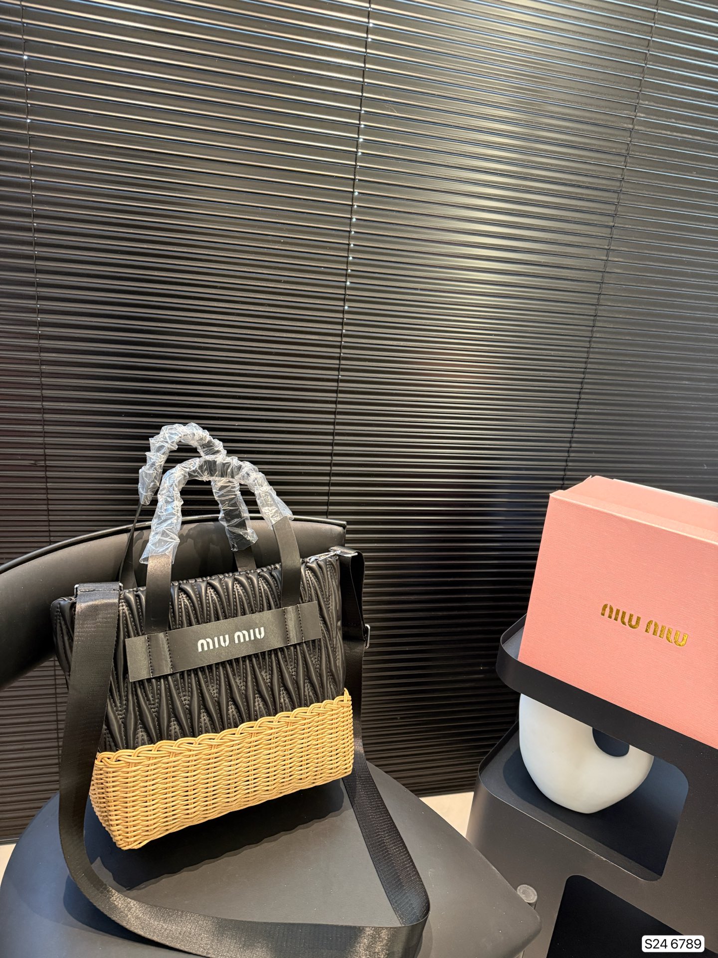 💰370 配盒子 Miu Miu 中古 你可以有万种风情 Miumiu 缪缪竹编拼皮沙滩生包 度假首选|浪漫小女人 文艺感拉满 尺寸 24 24 货号6789