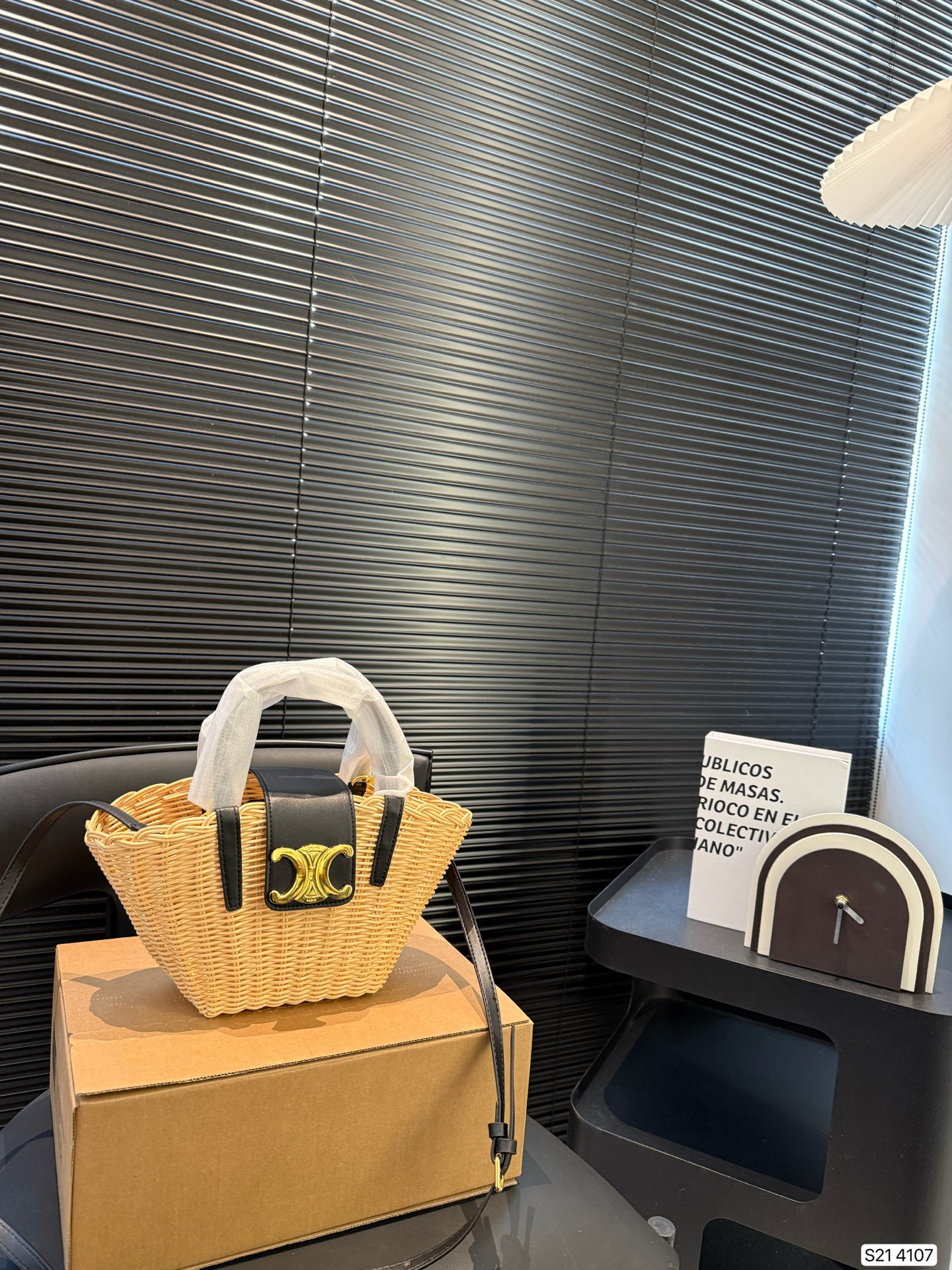 💰355 配盒子赛琳编织购物袋🛍️堪称潮包制作机,新年伊始,有一款默默卖翻的手提袋 在社群掀起极高讨论度,主要原因除了款式美之外,更应容量能装,超高C💰值等等优点 尺寸：13 15 货号4107