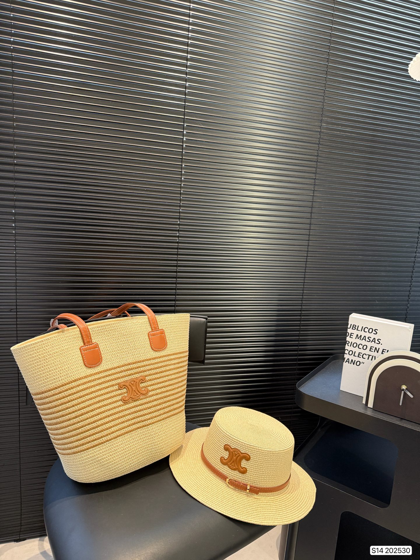 💰280 Celine 赛琳编织包➕编织帽组合 赛琳夏季新款草编包Basket Bag 菜篮子 编织拼皮购物袋沙滩🏖️度假⛱️手提包。尺寸26 29 货号202530