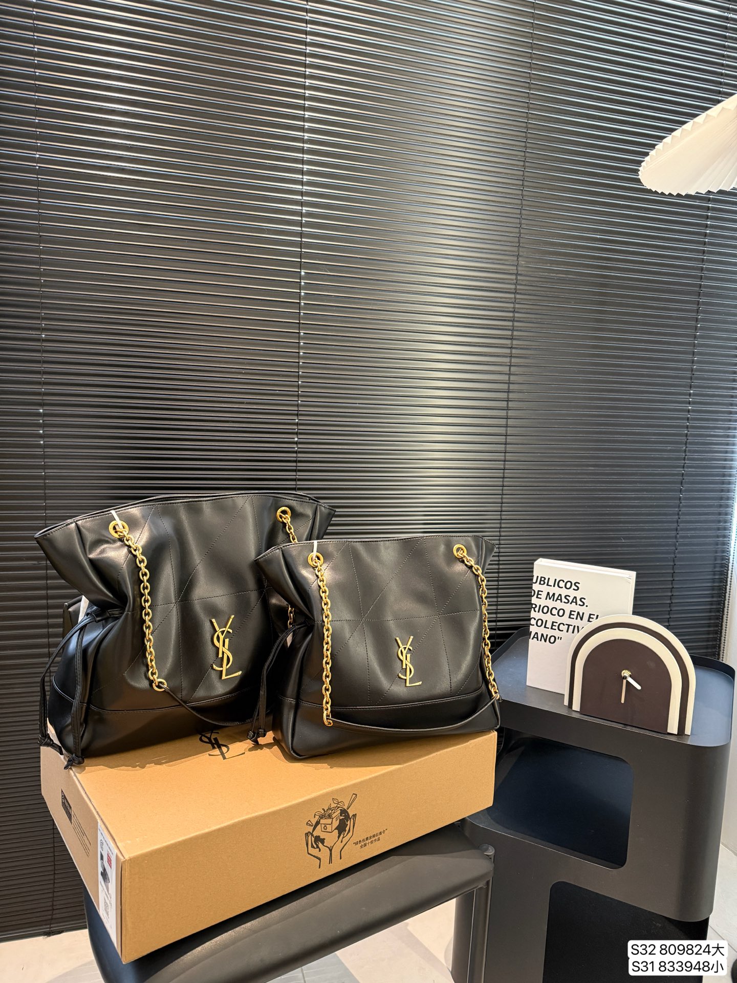 大号💰410 小号💰405 配盒子 圣罗兰新品Jamie手袋，松弛有度的时尚，YSL新品Jamie大号手袋，手袋的精致设计，不仅能够完美收纳你的日常所需，更是一种生活态度的展现。松弛有度，既不失优雅，又充满个性。尺寸：大35 32 小29 28 货号大809824 小号833948