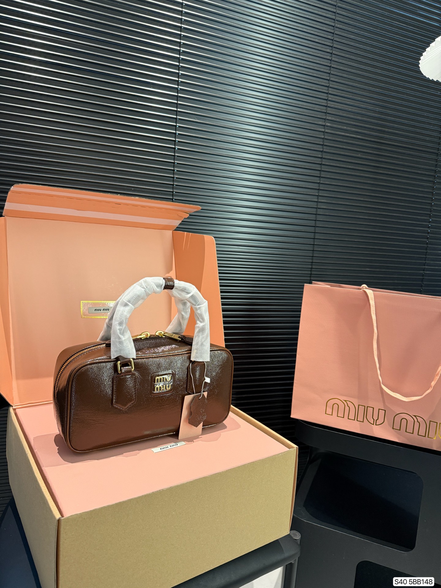 💰450 配盒子 缪缪MIUMIU 保龄球手提包 轻轻松松高级感 包包手感巨好容量也很不赖 简单却又不失华丽 不要觉得会炸眼太高调了什么的 根本不会! 在你的精简穿搭上简直就是点睛之笔 尺寸:27 14 货号5BB148