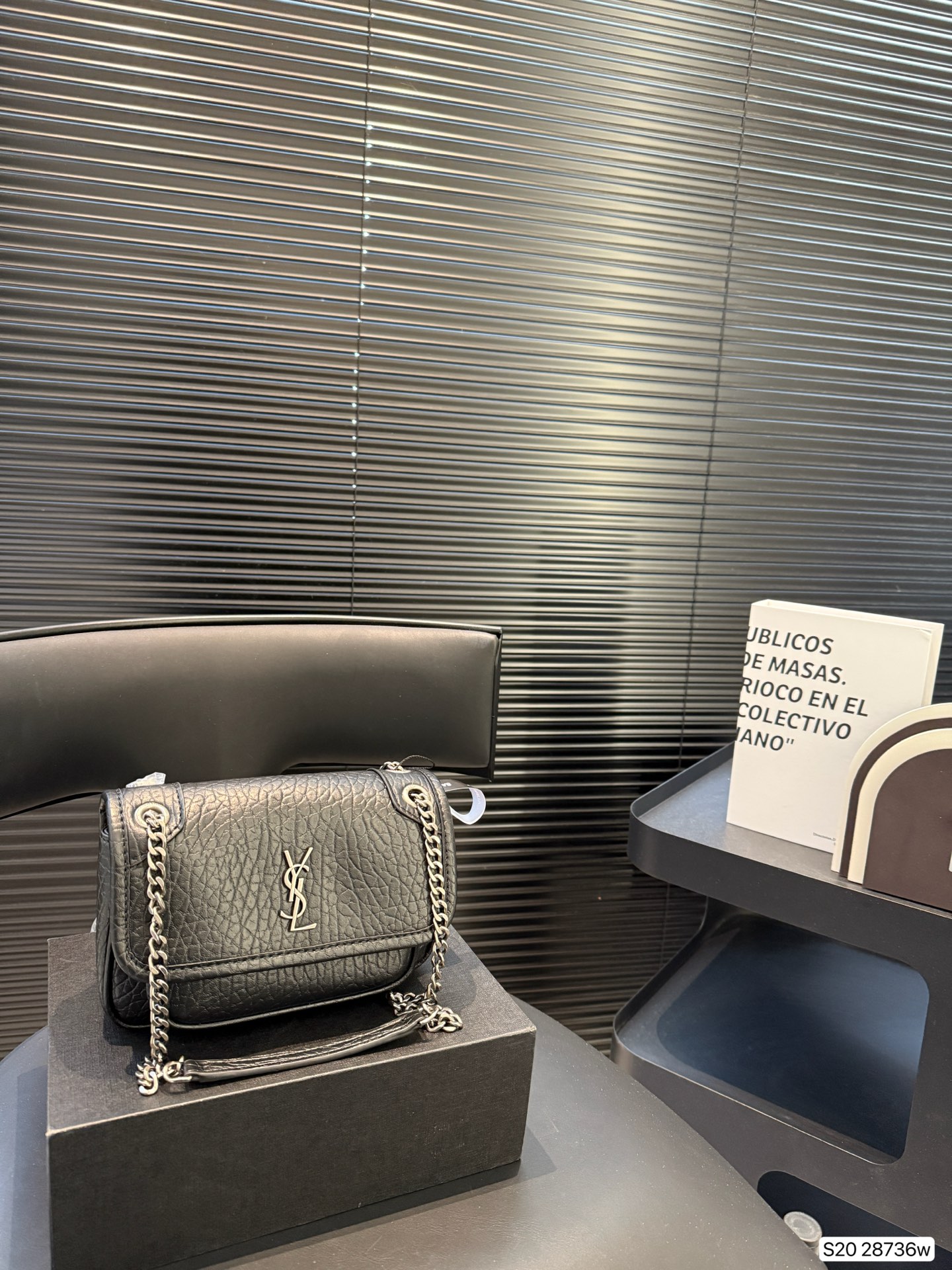 💰350 配折叠盒子 圣罗兰邮差包 非常特别,低调的有些酷,背起来特别的能体现时髦 个性 帅气女人的魅力,它就是YSL目前人气最高的niki邮差包。背这款包的女人都很不简单,不是明星超模就是时尚潮人,niki邮差包这两年,凭借明星别具一格的个性风格,真的圈了好多粉!尺寸:18 13 货号28736