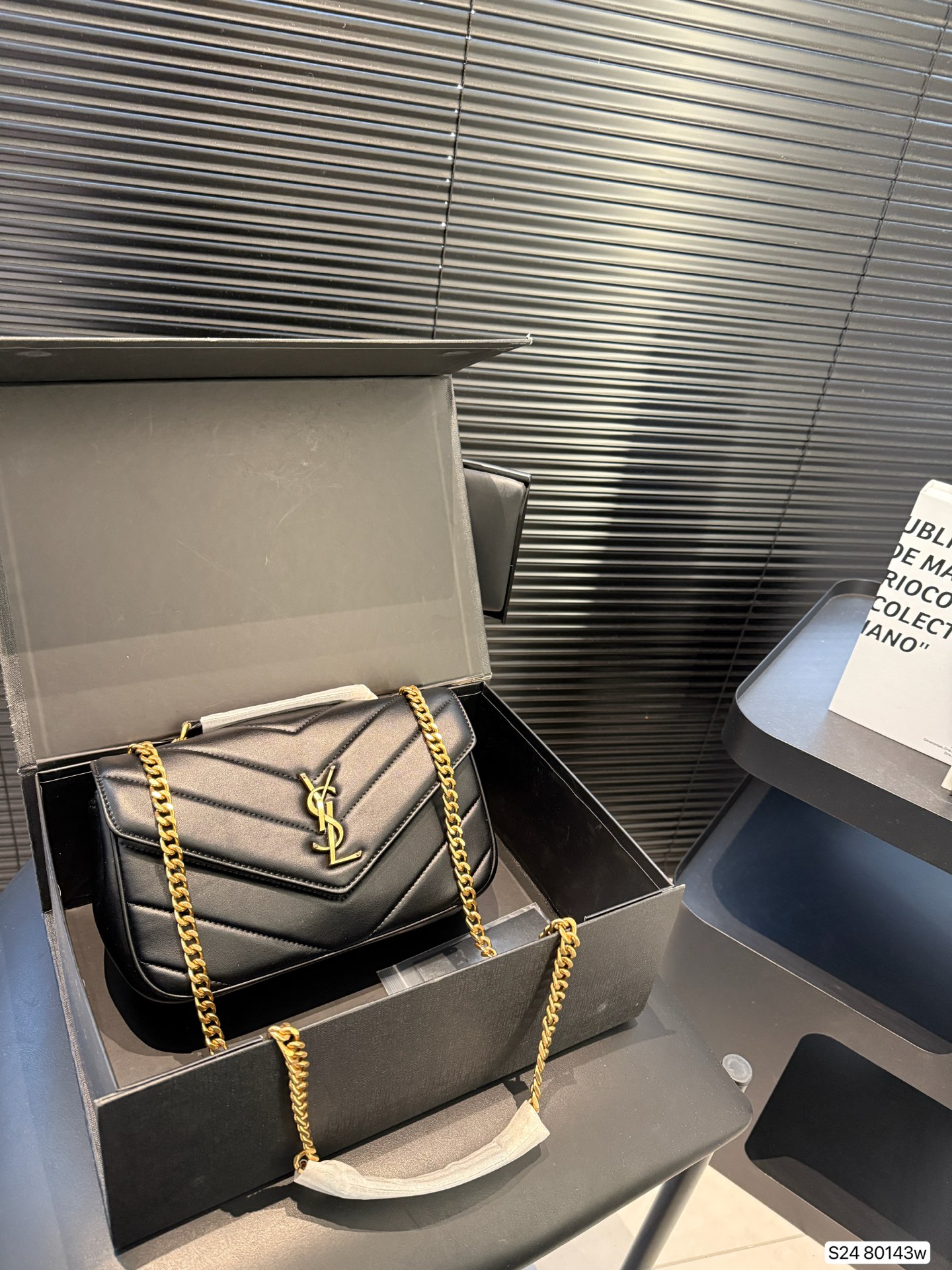 💰370 配折叠盒子 
圣罗兰YSL邮差
背起来真的太有feel。
圣罗兰 最低调，
简洁大气啦！
尺寸刚刚好！
尺寸23 15 
货号80143