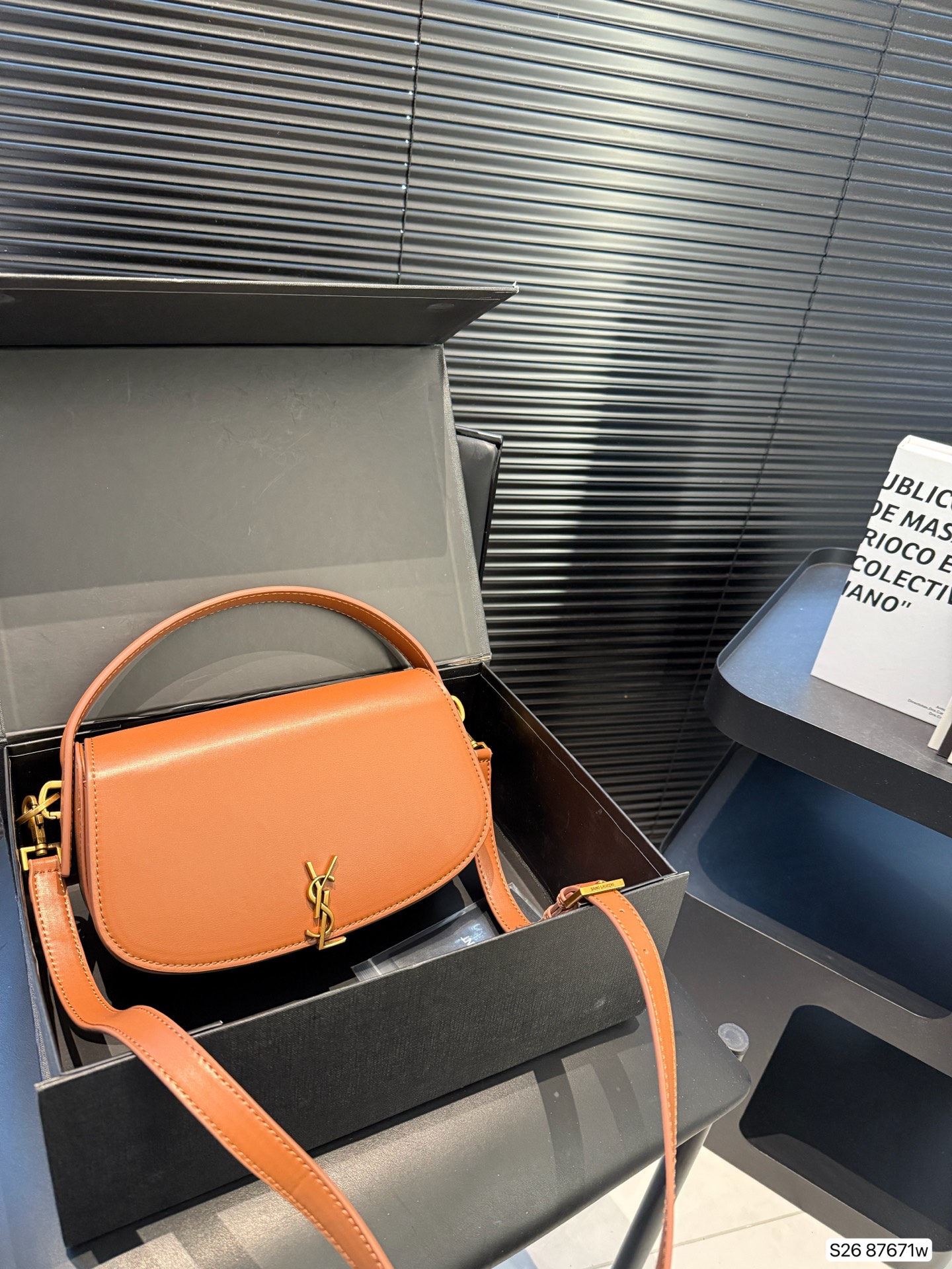 💰380 配折叠盒子 纯皮圣罗兰最新款马鞍包Voltaire
超chic的 尽显极致的圣罗兰
ysl超级百搭哦!
尺寸:24 15 货号87671