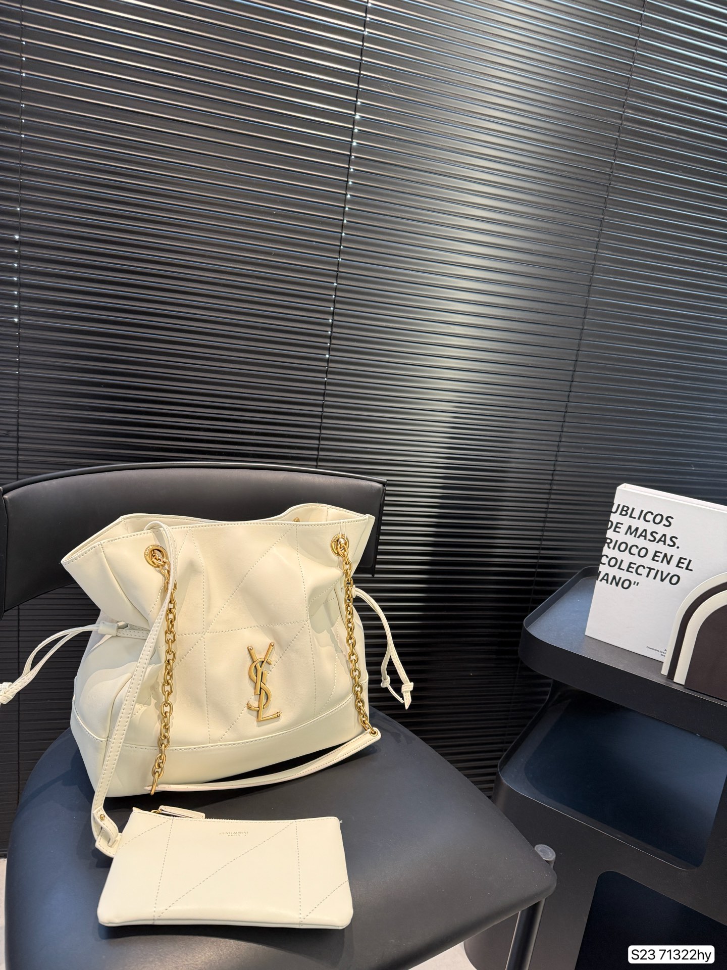 💰365 圣罗兰新品Jamie手袋，松弛有度的时尚，YSL新品Jamie大号手袋，手袋的精致设计，不仅能够完美收纳你的日常所需，更是一种生活态度的展现。松弛有度，既不失优雅，又充满个性。 尺寸：29 27 货号71322