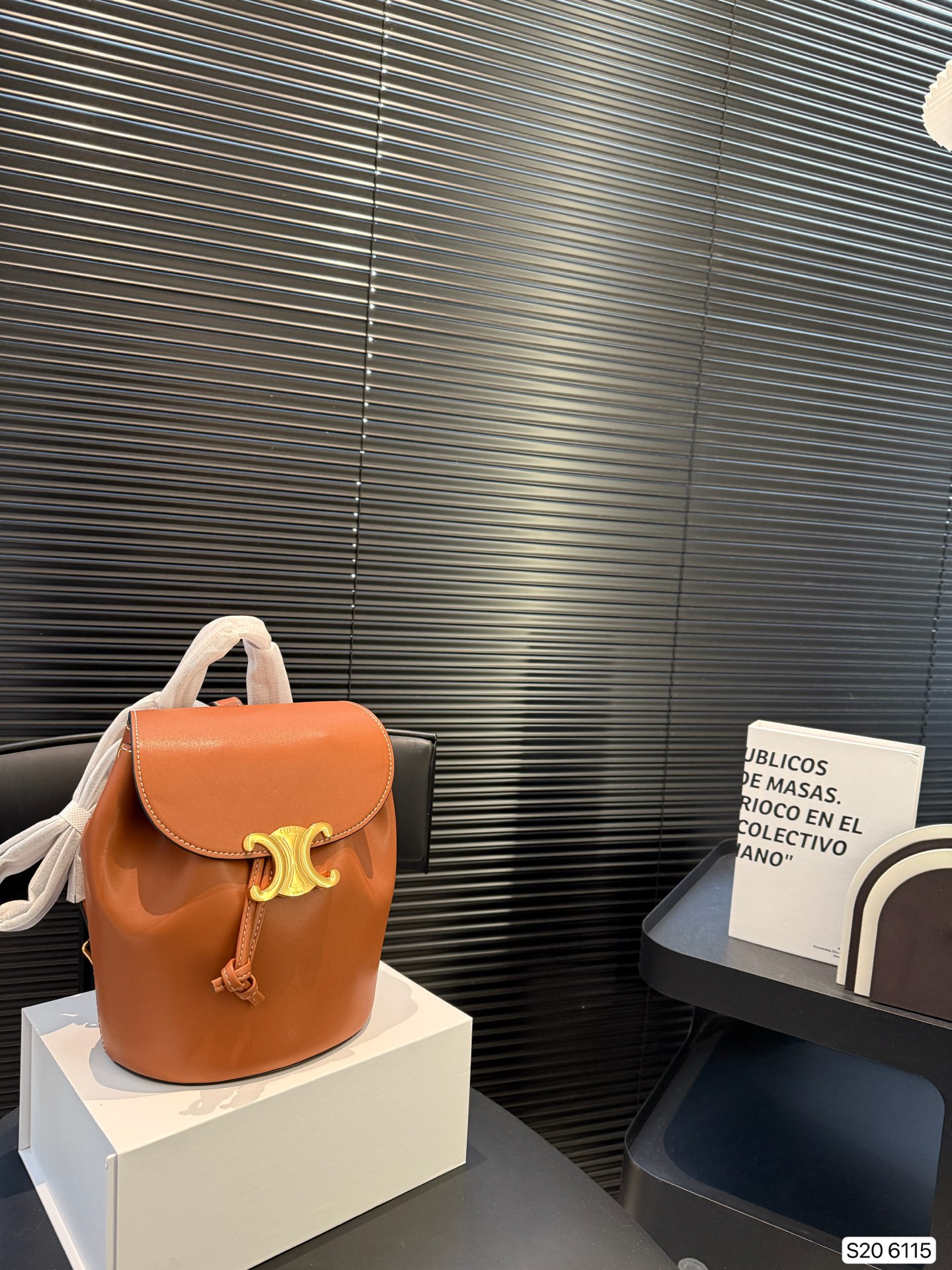 💰350 配折叠盒子 赛琳双肩包 celine新品mini双肩包 释放双手!复古小巧 实用性设计肩带长度可调节容量满满经典学院风休闲日常 老花经典加持日常的优秀单品很有学识氛围的通勤自在的复古少女感 减龄青春又文气巴黎女孩的年轻单品尺寸18 21 货号6115