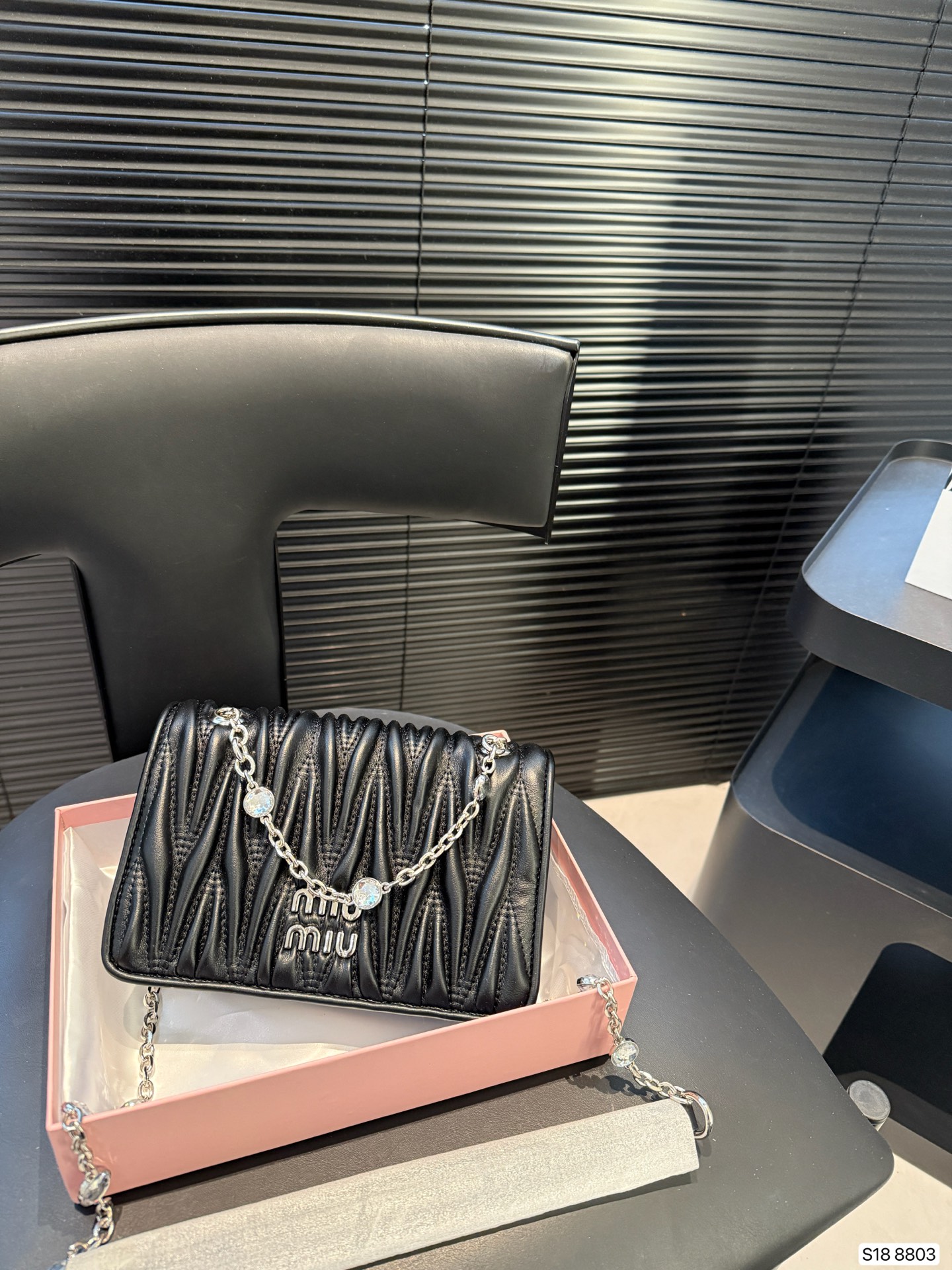 💰340 配盒子
缪缪MIUMIU 宝石褶皱链条包
又甜又酷 一整个爱住
百搭时尚 颜值超高
是每个潮酷女孩必入单品
尺寸:20 14 货号8803