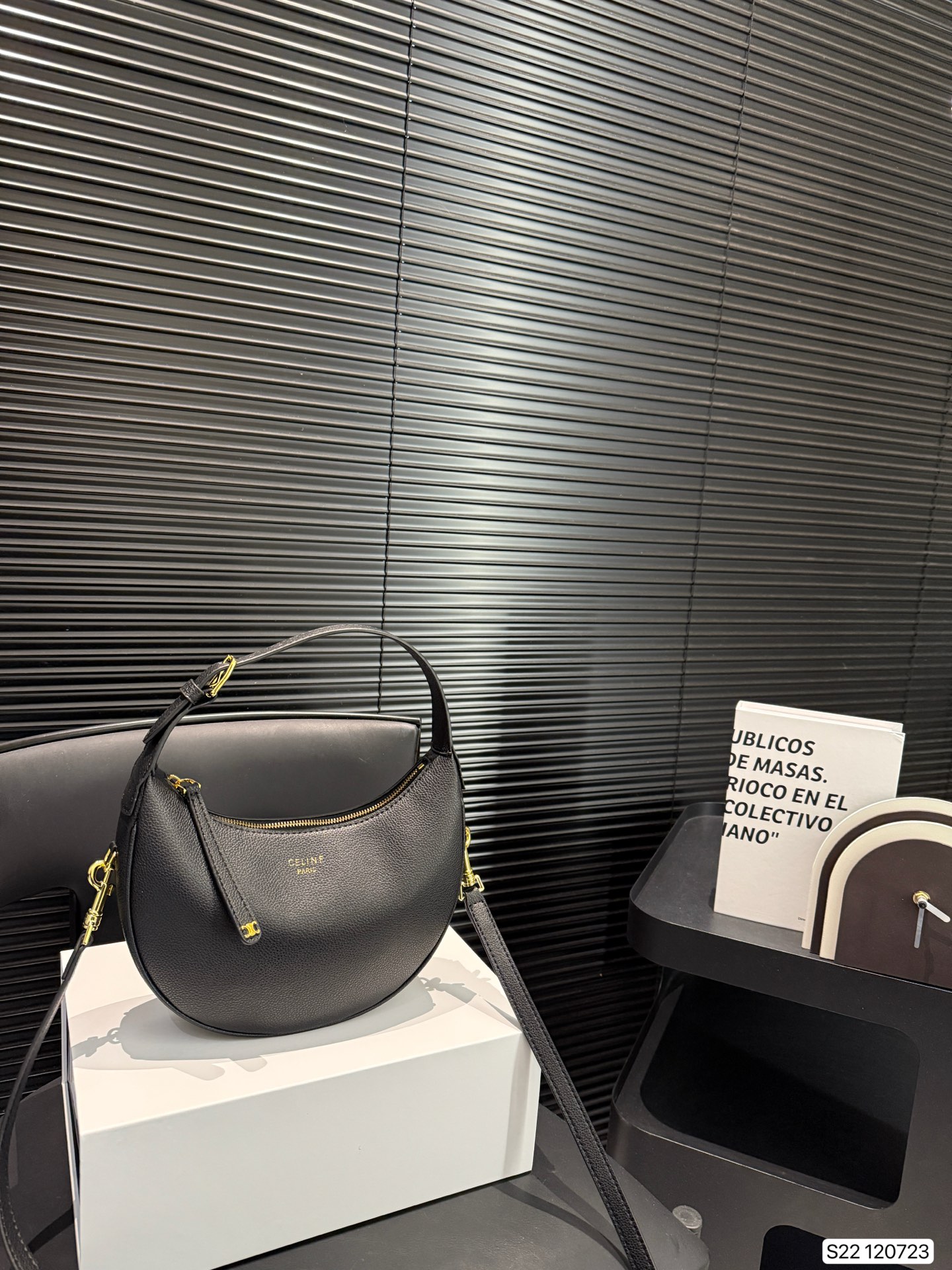 💰360 配折叠盒子 赛琳腋下
celine lulu 腋下包
依旧好好背
手拎起Ava就好有气场哟
赛琳实用性更强哦!
高级感超强!
尺寸:23 15 货号120723