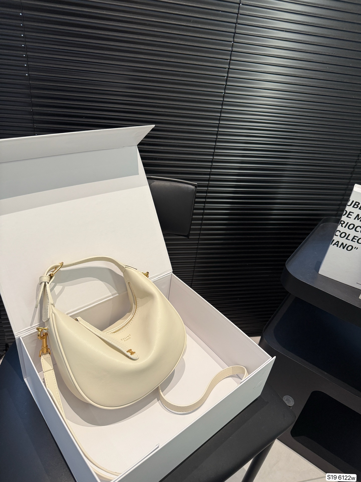 💰345 配折叠盒子 赛琳腋下
celine lulu 腋下包
依旧好好背
手拎起Ava就好有气场哟
赛琳实用性更强哦!
高级感超强!
尺寸:24 16 货号6122