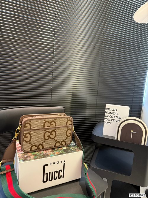 Gucci Camera Bag GG Crossbody Shoulder Bag, Retro Style, 22 x 14 cm 1 Gucci Camera Bag GG Crossbody Shoulder Bag, Retro Style, 22 x 14 cm