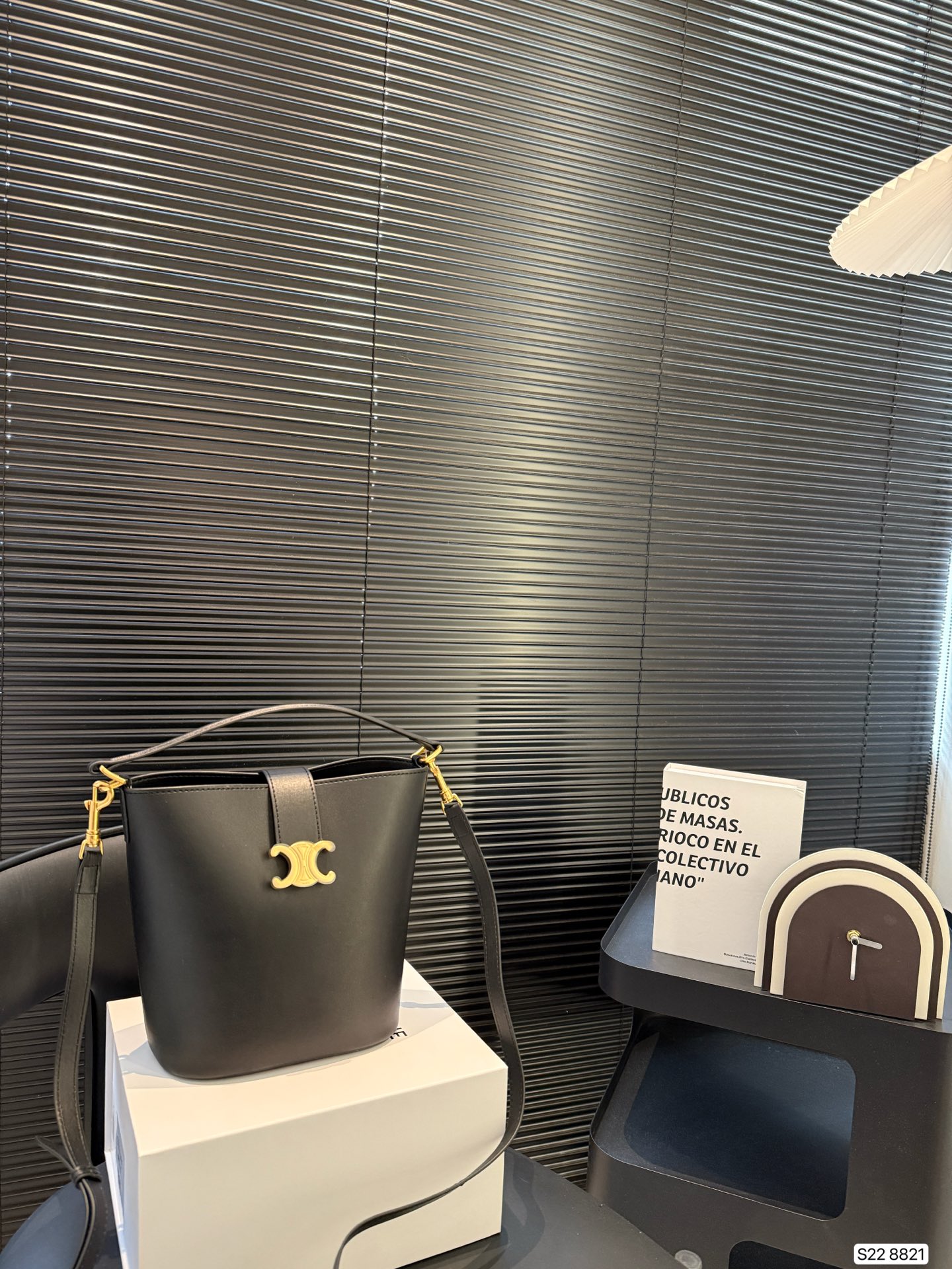 💰360 配折叠盒子
Celine 赛琳水桶包
一直很喜欢小牛皮的包
经久耐看
有着高颜值的复古文艺气息🌱
尺寸:18 21 货号8821