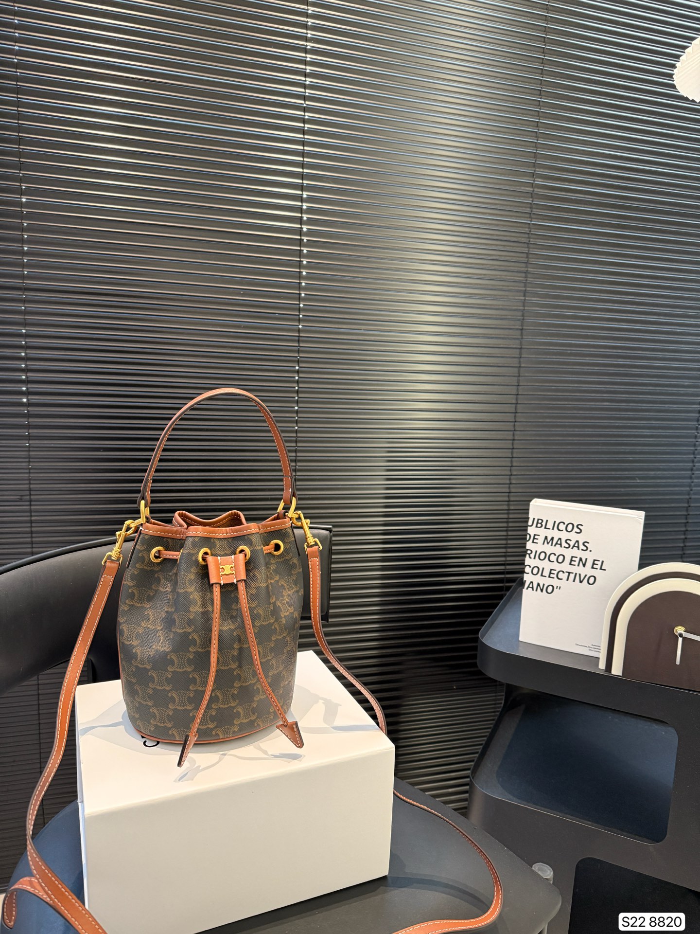 💰360 配折叠盒子 Celine/赛琳 新款水桶包 单肩斜跨包大家都知道C家换了设计师 ,这次新款和旧款的最大不同之处在于锁扣,早秋走秀款 将复古元素与一向拿手的利落线条完美结合 焕发出全新的动人魅力 尺寸 15 19 货号8820