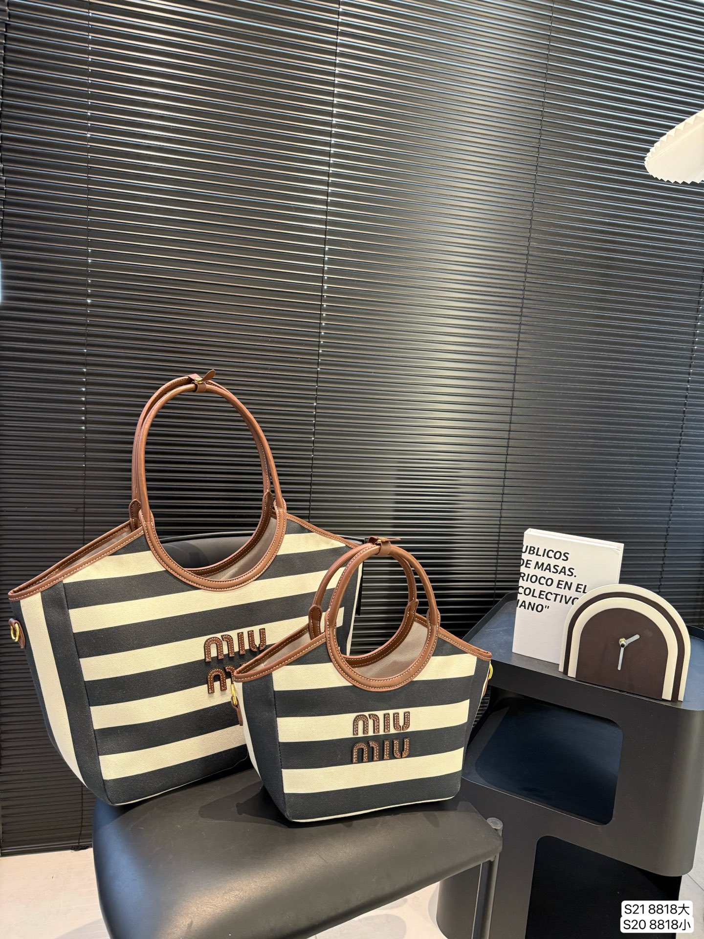 大号💰355 小号💰350 缪缪MIUMIU 托特包
限定款hobo也太好看了
质感很高级
容量超级大也很耐用
日常出街背它回头率百分百
尺寸:大号36 26 小号24 17
货号8818