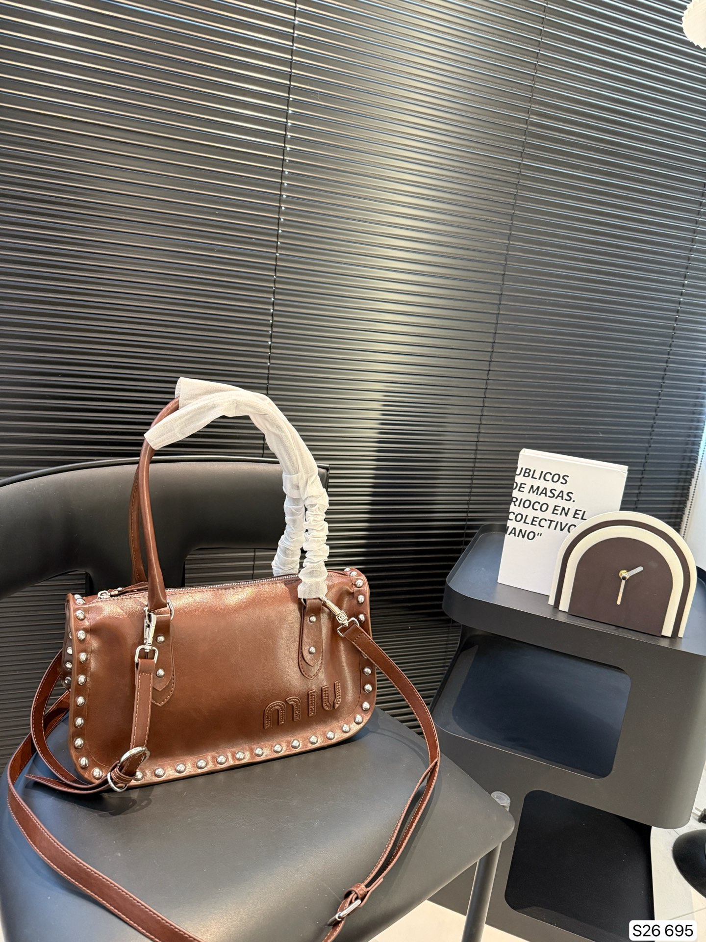 💰380 缪缪中古包 甜美系 Miumiu的叛逆一面|还是有一颗童心 最近觉得miumiu的中古包越发掘越有意思 这个小南瓜 一样的铆钉包 美式复古拿捏了 真的是很难不爱这只miumiu。侧边铆钉的一个设计。超级超级洋气。 尺寸:33 19 货号695