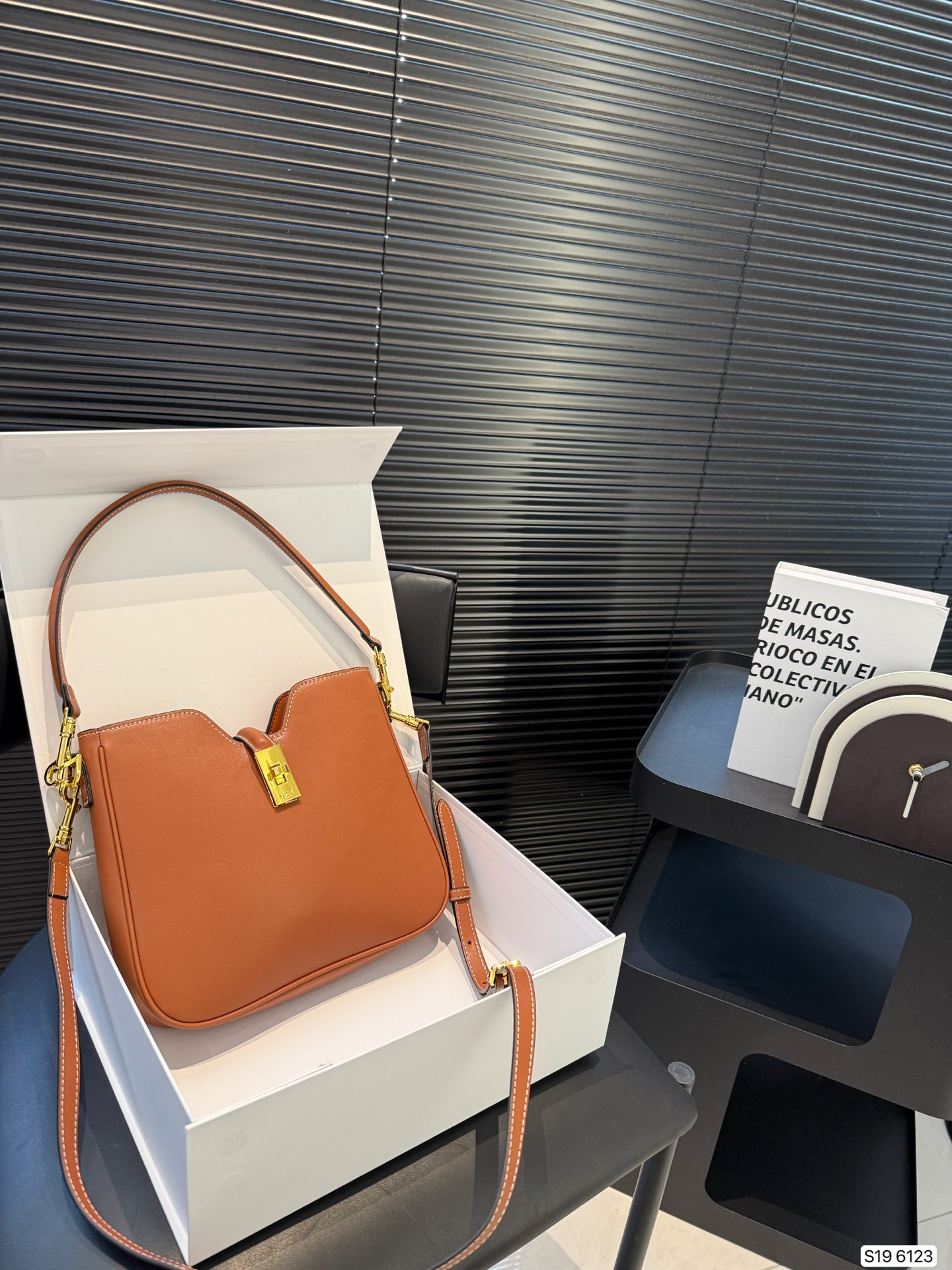 💰345 配折叠盒子
Celine 赛琳水桶包
一直很喜欢小牛皮的包
经久耐看
有着高颜值的复古文艺气息🌱
尺寸:25 21.5 货号6123