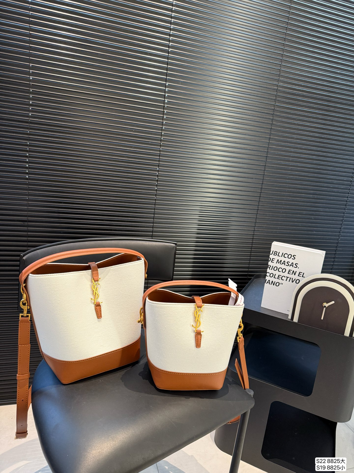 大号💰360 小号💰315 配折叠盒子 圣罗兰水桶包
看到这款包的第一眼,我就喜欢上它了,足以满足你各种场合的造型搭配;配有长肩带,斜挎起来更轻松随意!尺寸:大号20 26 小号15 20 货号8825