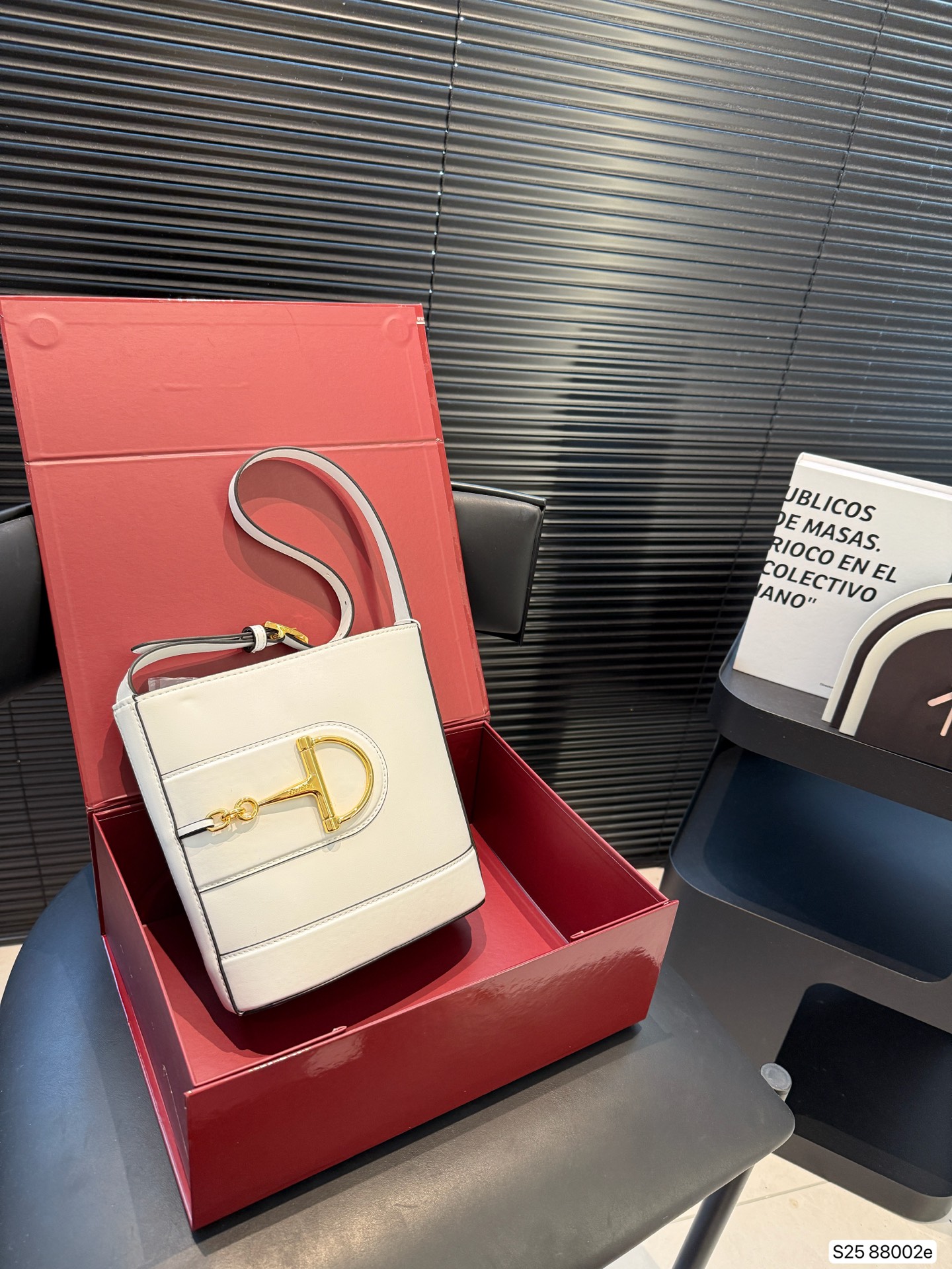 配折叠盒子Gucci酷奇水桶|时髦到让你开接 颜值高 自重轻 容量很不错 拿放东西太方便了鸭~出门随手拎个水桶包 休闲又有个性 时髦又百搭窗简直不要太太太太好看了叭!尺寸:18 20 货号88002