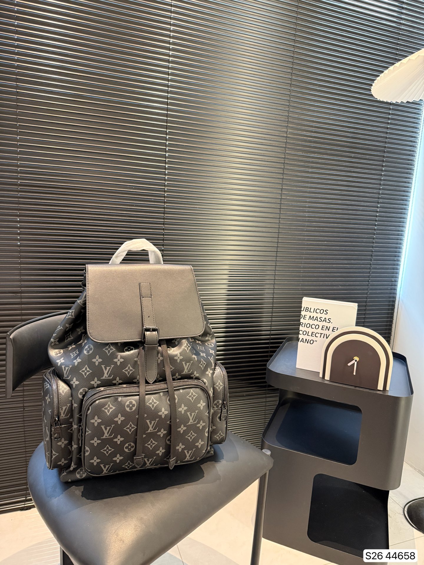 LV新款双肩包 这款一出几乎疯抢翻!风格个性时尚【louis vuitton原版品质 MICHAEL 无论是商务场合还是休闲活动, 双肩包皆适宜且非常实用.尺寸:31 42 货号44658