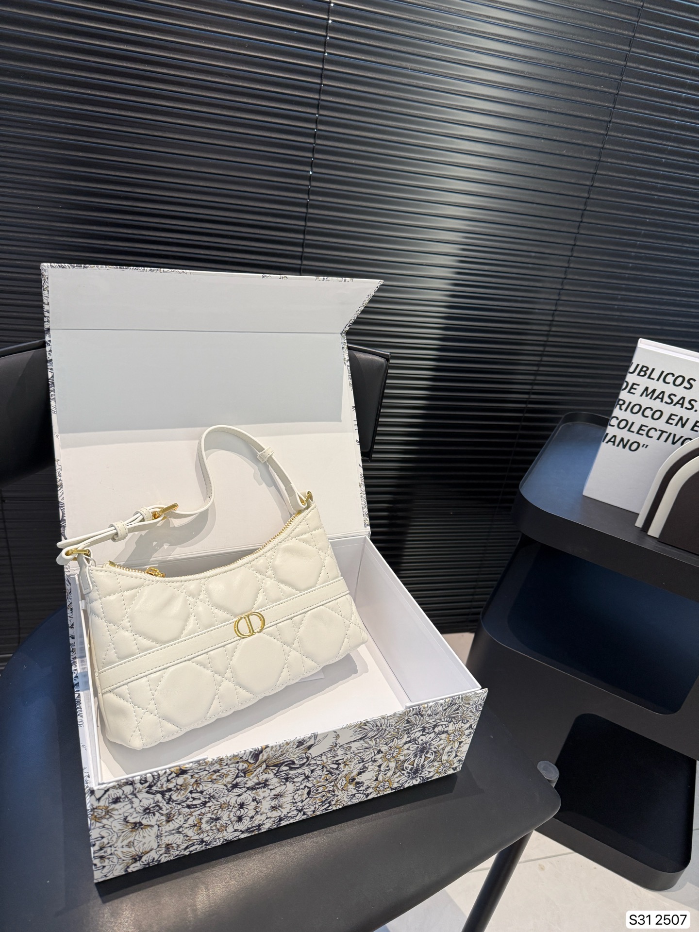 💰410 配折叠盒子 迪奥腋下包 高品质，超大容量，更是百搭 一年四季都好背 让你秒变时髦精 尺寸：23 14 货号2507