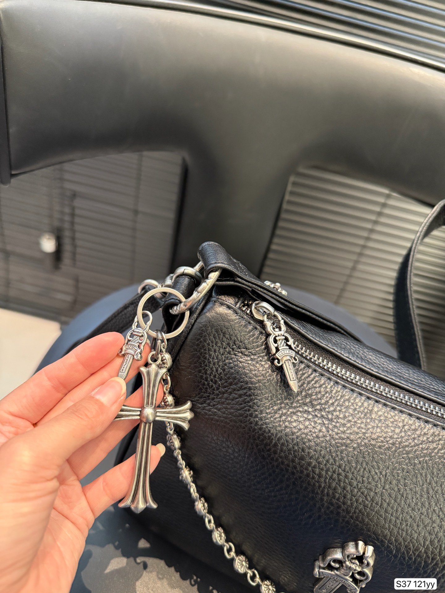 Retrogressive Crossian Queen’s Armpit Bag: Practical, Long, Simple, and Dirty. - 图片 7
