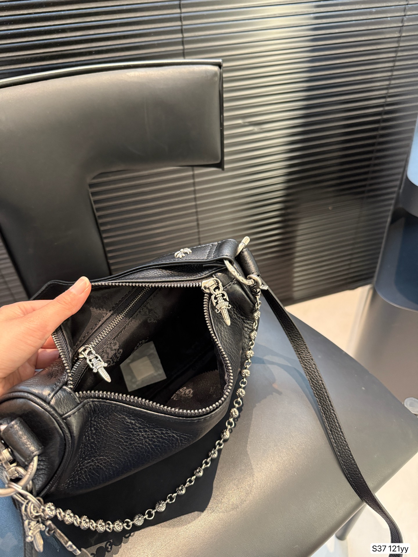 Retrogressive Crossian Queen’s Armpit Bag: Practical, Long, Simple, and Dirty. - 图片 9