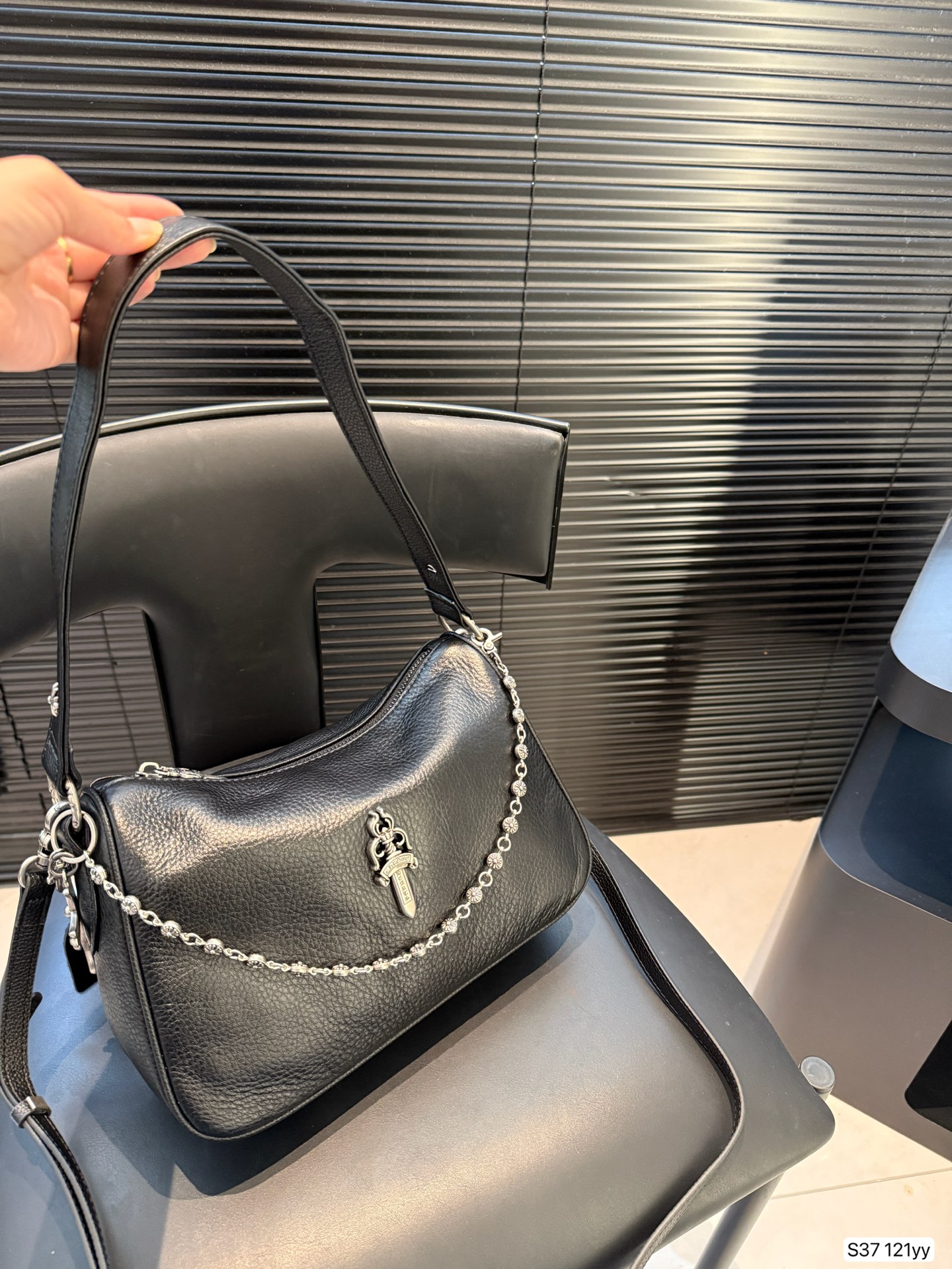 Retrogressive Crossian Queen’s Armpit Bag: Practical, Long, Simple, and Dirty. - 图片 2