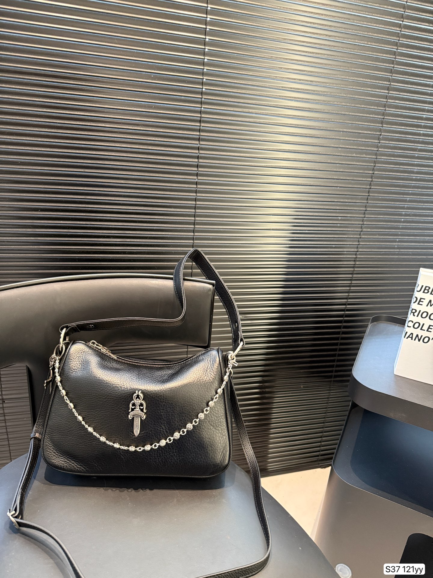 Retrogressive Crossian Queen’s Armpit Bag: Practical, Long, Simple, and Dirty. - 图片 3