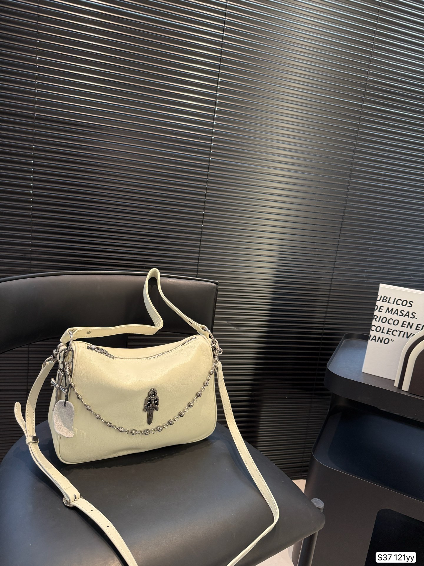 Retrogressive Crossian Queen’s Armpit Bag: Practical, Long, Simple, and Dirty. - 图片 3