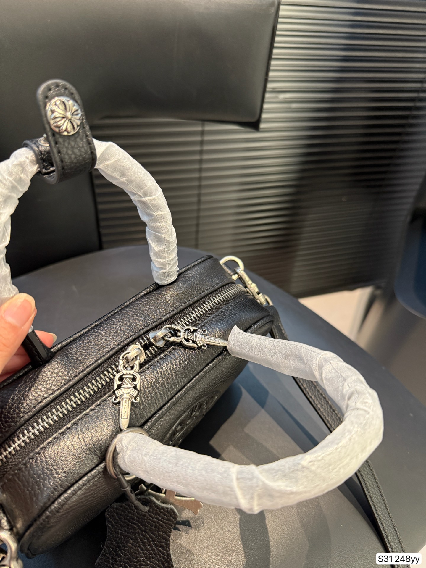 Retrogressive Crossian Queen’s Armpit Bag: Practical, Long, Simple, and Dirty. Dimensions: 20,12. - 图片 7