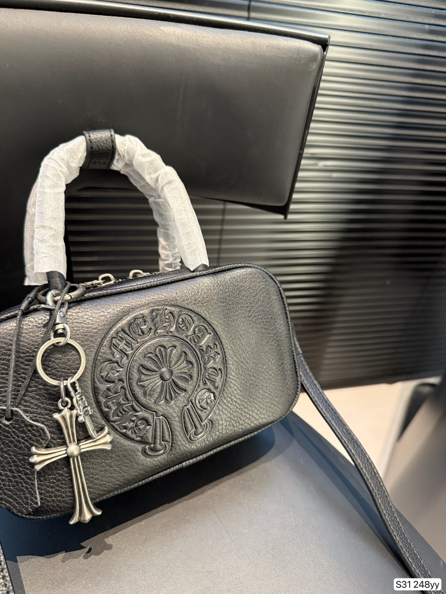 Retrogressive Crossian Queen’s Armpit Bag: Practical, Long, Simple, and Dirty. Dimensions: 20,12. - 图片 6