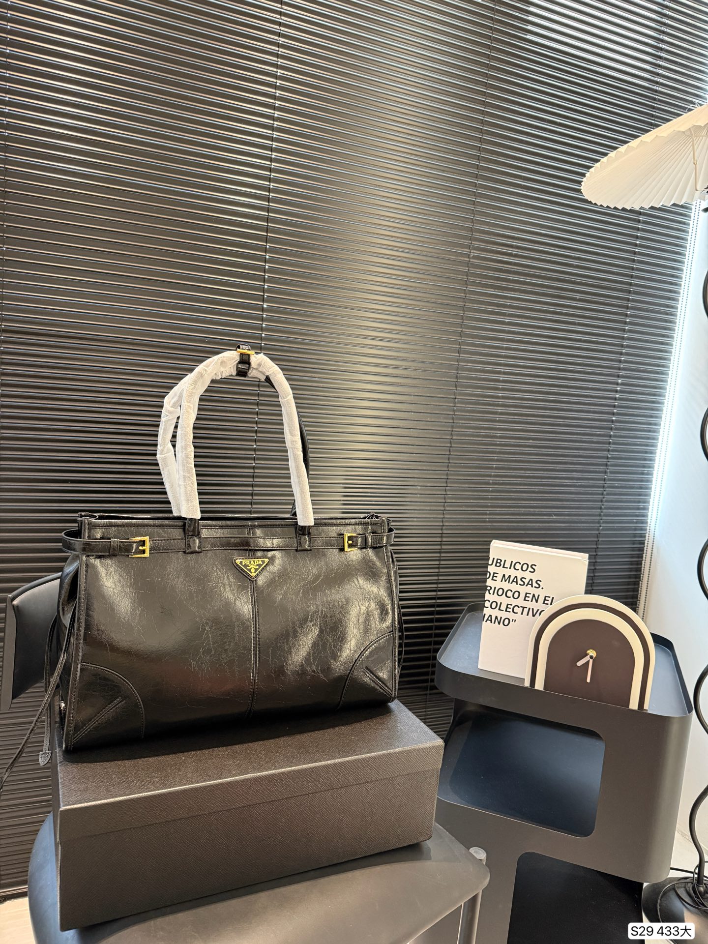 大号💰395 配盒子 普拉达 Prada新晋顶流 soft lux 真的把我美迷糊了!!!复古又高级!!
可手提,可斜挎,一包两背~自重轻,容量大,甜酷女孩到!!尺寸:38 25 货号433