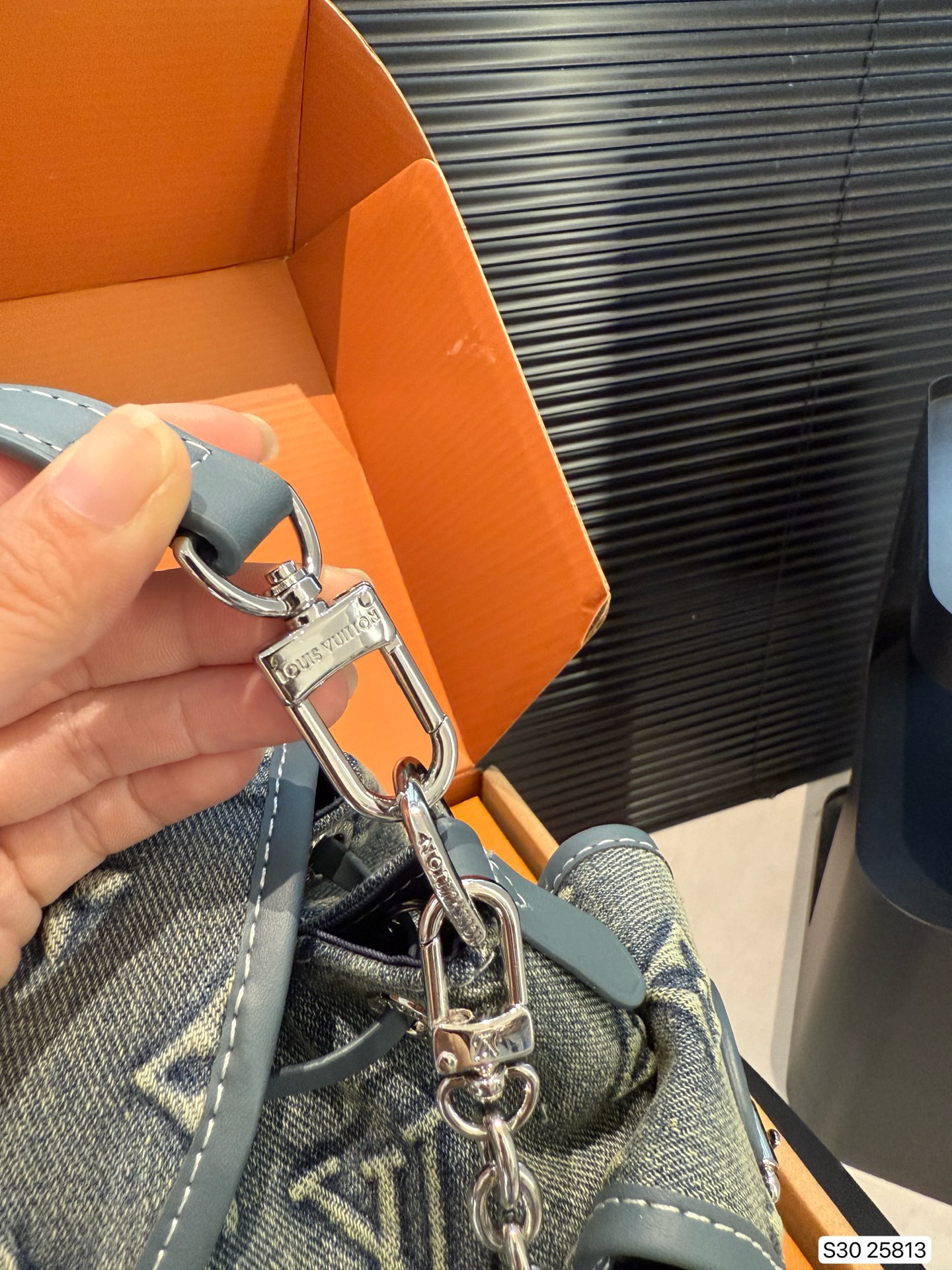 💰250 配折叠盒子 LV2025秋冬系列巴黎时装周--这一季的Louis Vuitton真的让人心动，既有秀场上的艺术感，又有日常实穿的单品，完全满足了不同场合的需求! 老花款永远都是时尚界的经典之王！
尺寸：22.5 17 货号25813