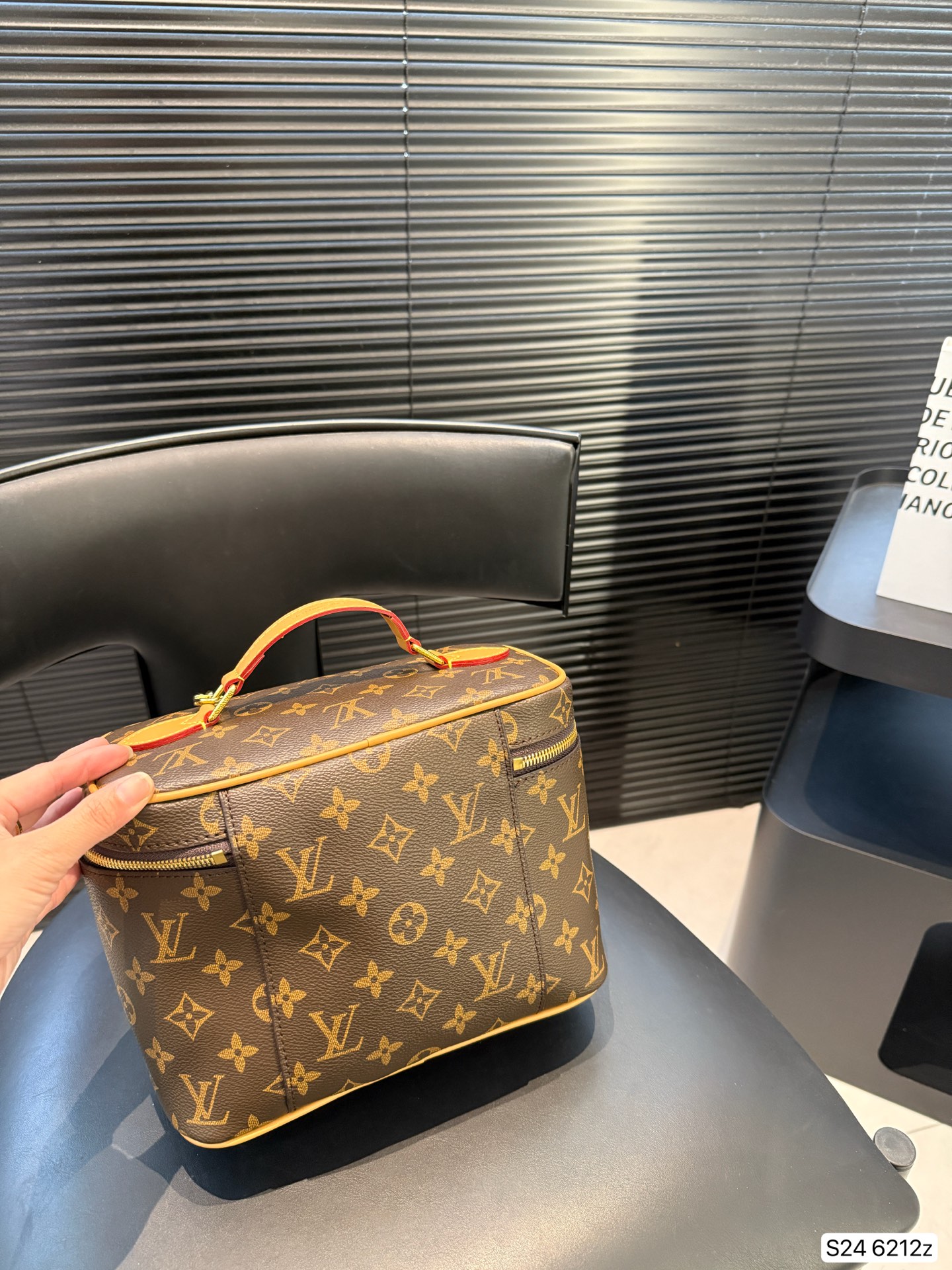 💰220 配飞机盒折叠盒子 这一季的化妆包颇受时尚界的青睐，看到第一眼就种草了！！造型很硬核 但空间很实用~走在路上就是一道行走的风景线啊。回头率杠杠的~ 而且真的好好搭！瞬间成为了这季街拍中的常客这只精致的LV化妆包，尺寸：24 17 货号6212