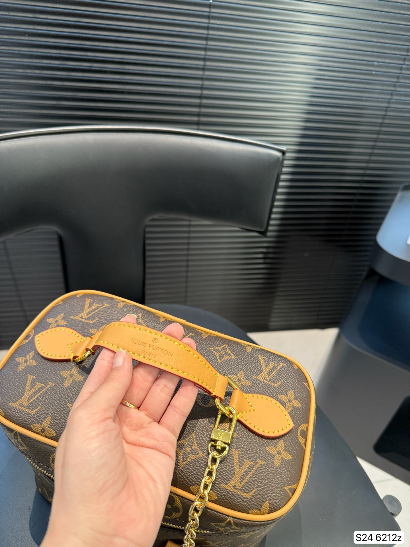 💰220 配飞机盒折叠盒子 这一季的化妆包颇受时尚界的青睐，看到第一眼就种草了！！造型很硬核 但空间很实用~走在路上就是一道行走的风景线啊。回头率杠杠的~ 而且真的好好搭！瞬间成为了这季街拍中的常客这只精致的LV化妆包，尺寸：24 17 货号6212