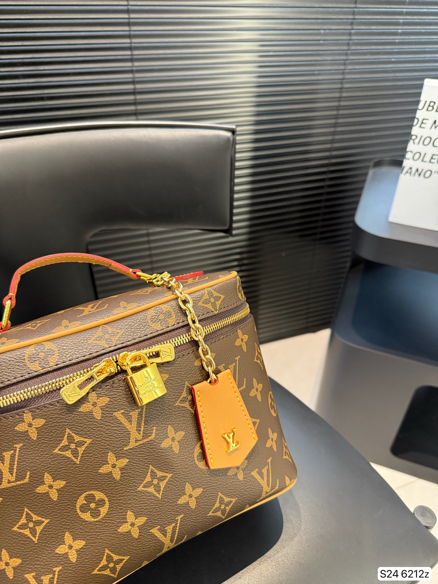 💰220 配飞机盒折叠盒子 这一季的化妆包颇受时尚界的青睐，看到第一眼就种草了！！造型很硬核 但空间很实用~走在路上就是一道行走的风景线啊。回头率杠杠的~ 而且真的好好搭！瞬间成为了这季街拍中的常客这只精致的LV化妆包，尺寸：24 17 货号6212