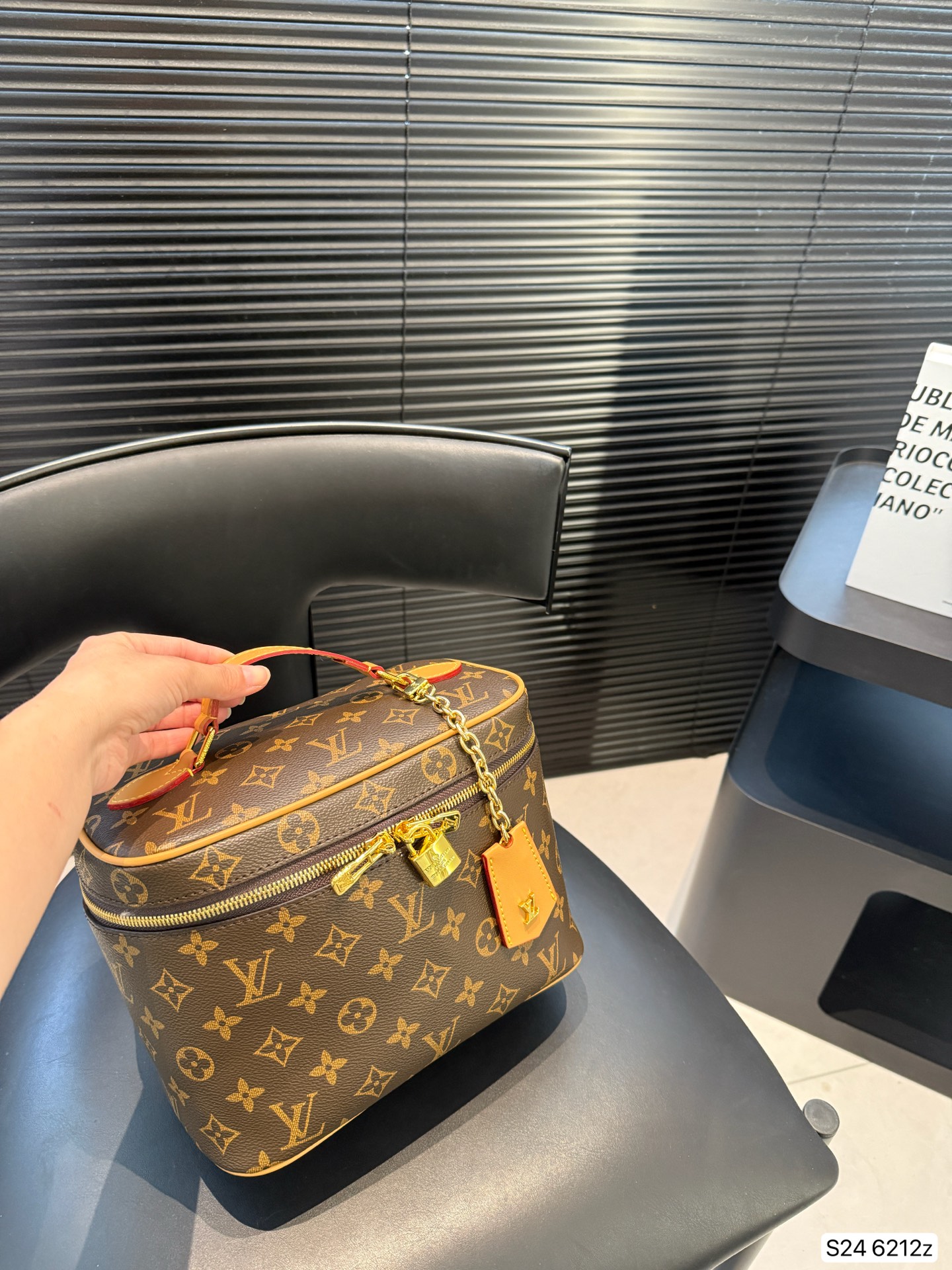 💰220 配飞机盒折叠盒子 这一季的化妆包颇受时尚界的青睐，看到第一眼就种草了！！造型很硬核 但空间很实用~走在路上就是一道行走的风景线啊。回头率杠杠的~ 而且真的好好搭！瞬间成为了这季街拍中的常客这只精致的LV化妆包，尺寸：24 17 货号6212