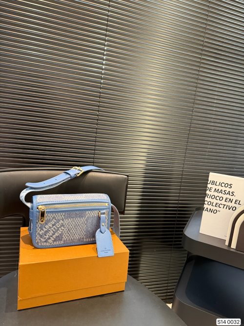 Louis Vuitton Men's Blue Camera Bag,Crossbody Bag,19 x 13 cm