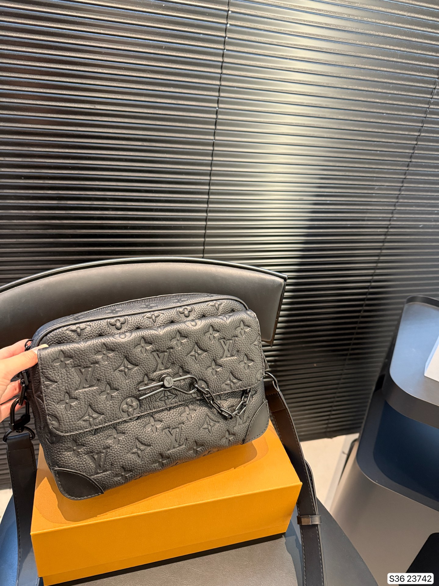 Louis Vuitton Leather Messenger Bag for Men, Trendy Crossbody Shoulder Bag 4 i1757585519802 8644 0 2