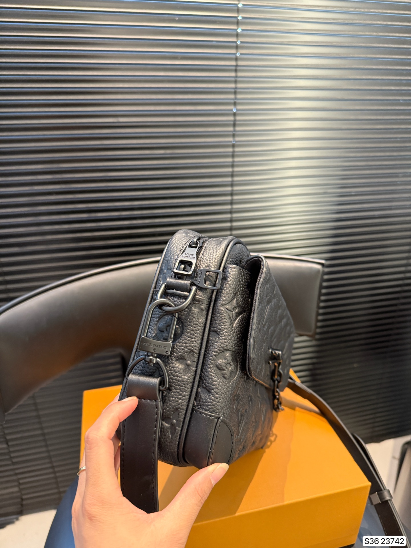 Louis Vuitton Leather Messenger Bag for Men, Trendy Crossbody Shoulder Bag 5 i1757585519844 9647 0 3