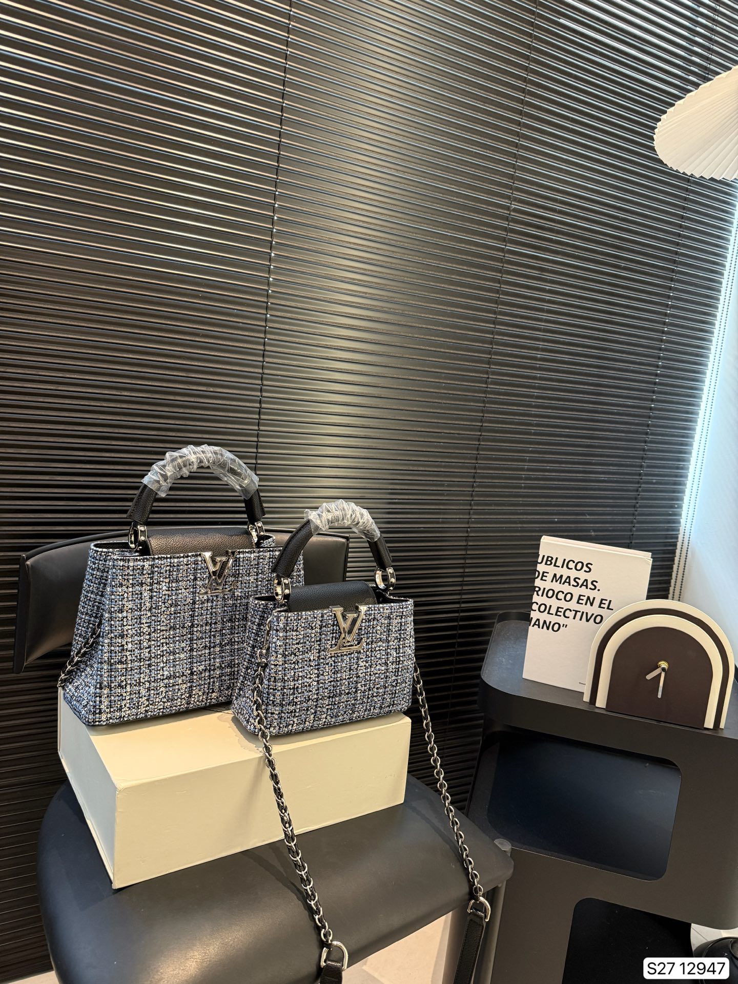 大号💰385小号💰375配盒子  LVCa💰ucines 贵妇包 超繁琐制作工序，女王范儿必备，经典大logo设计，结合monogram经典小花元素[哇]简洁大气，尺寸合理、容量OK，可手提可单肩，
尺寸：大号27 18 小号20 13.5 货号大12947