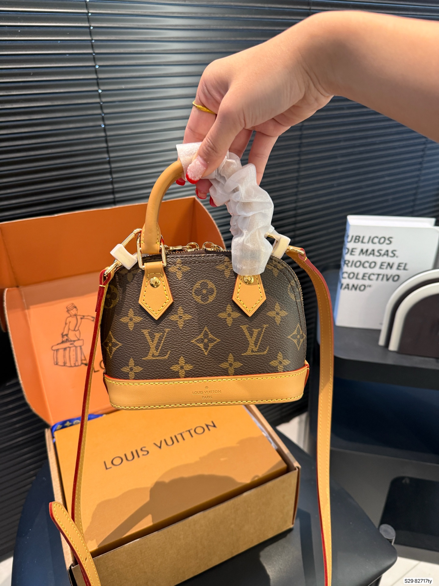 P245 配飞机盒折叠盒子 
全钢五金变码芯片
Lv Alma贝壳包 
内敛！深沉！有味道！
这款百搭的经典手袋
依然很受现代的青睐！
尺寸：16 12 货号82717ty